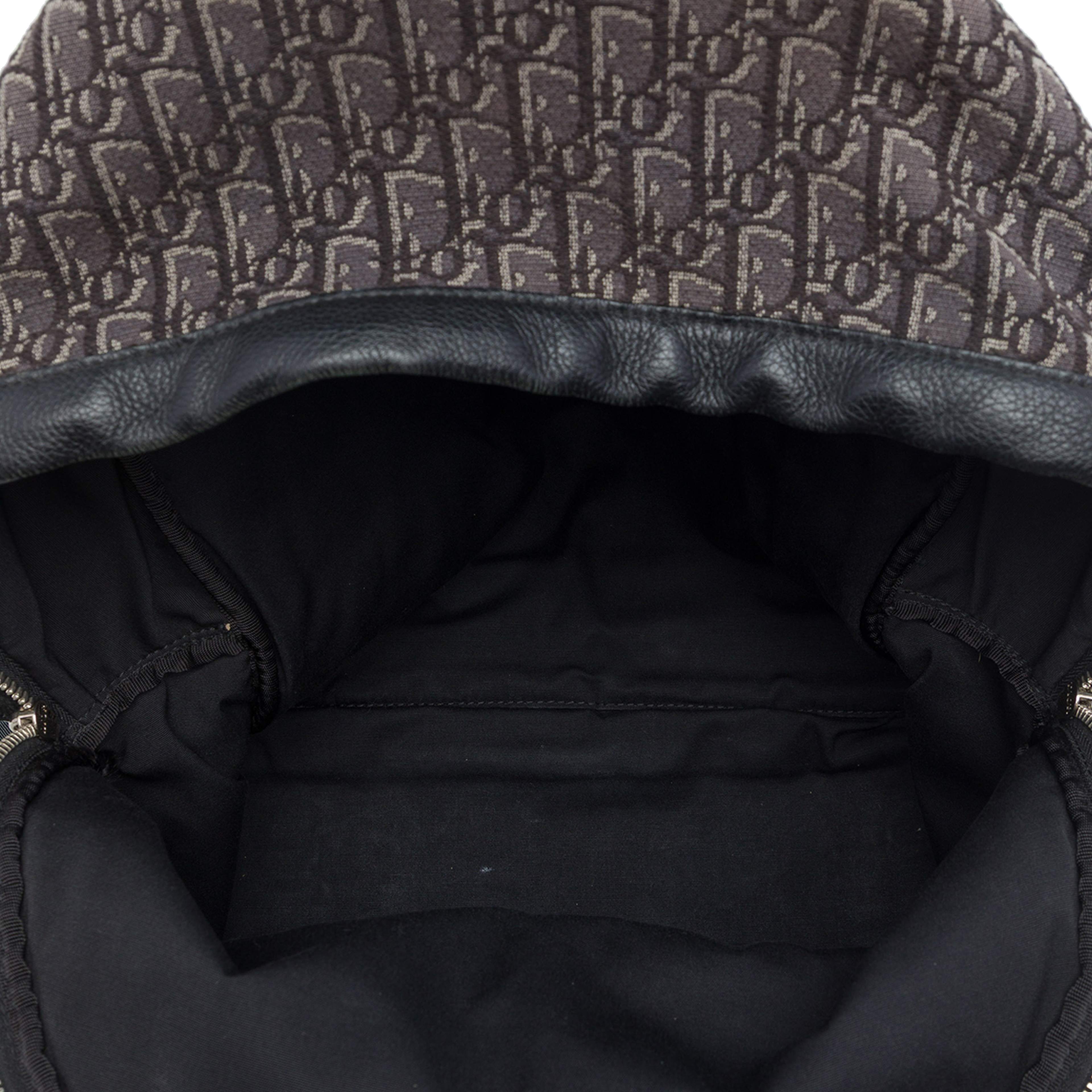 Dior Oblique Canvas Rider Backpack, från Luxclusif, i färgen brun. Klicka för att öppna bilden i stort format
