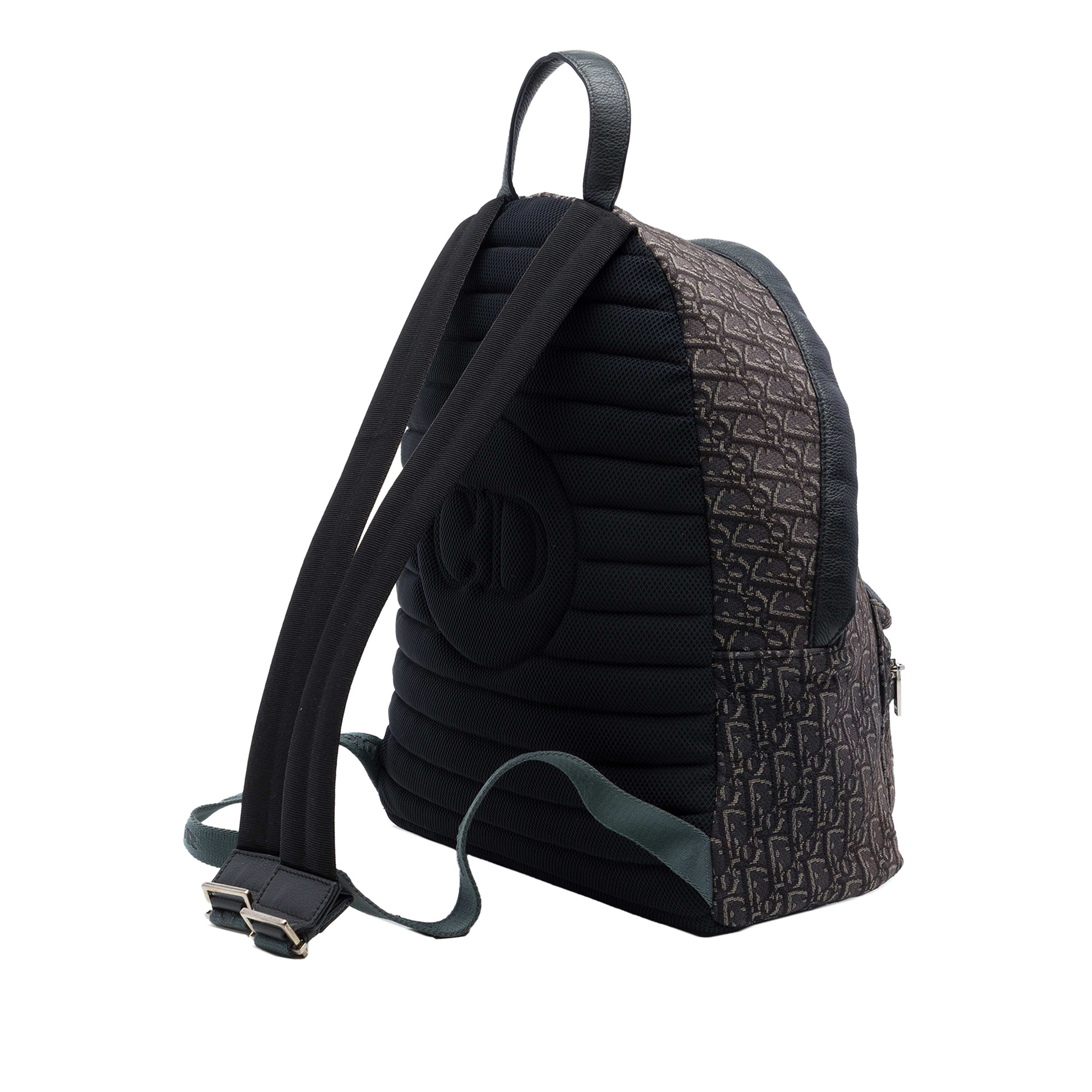 Dior Oblique Canvas Rider Backpack, från Luxclusif, i färgen brun. Klicka för att öppna bilden i stort format