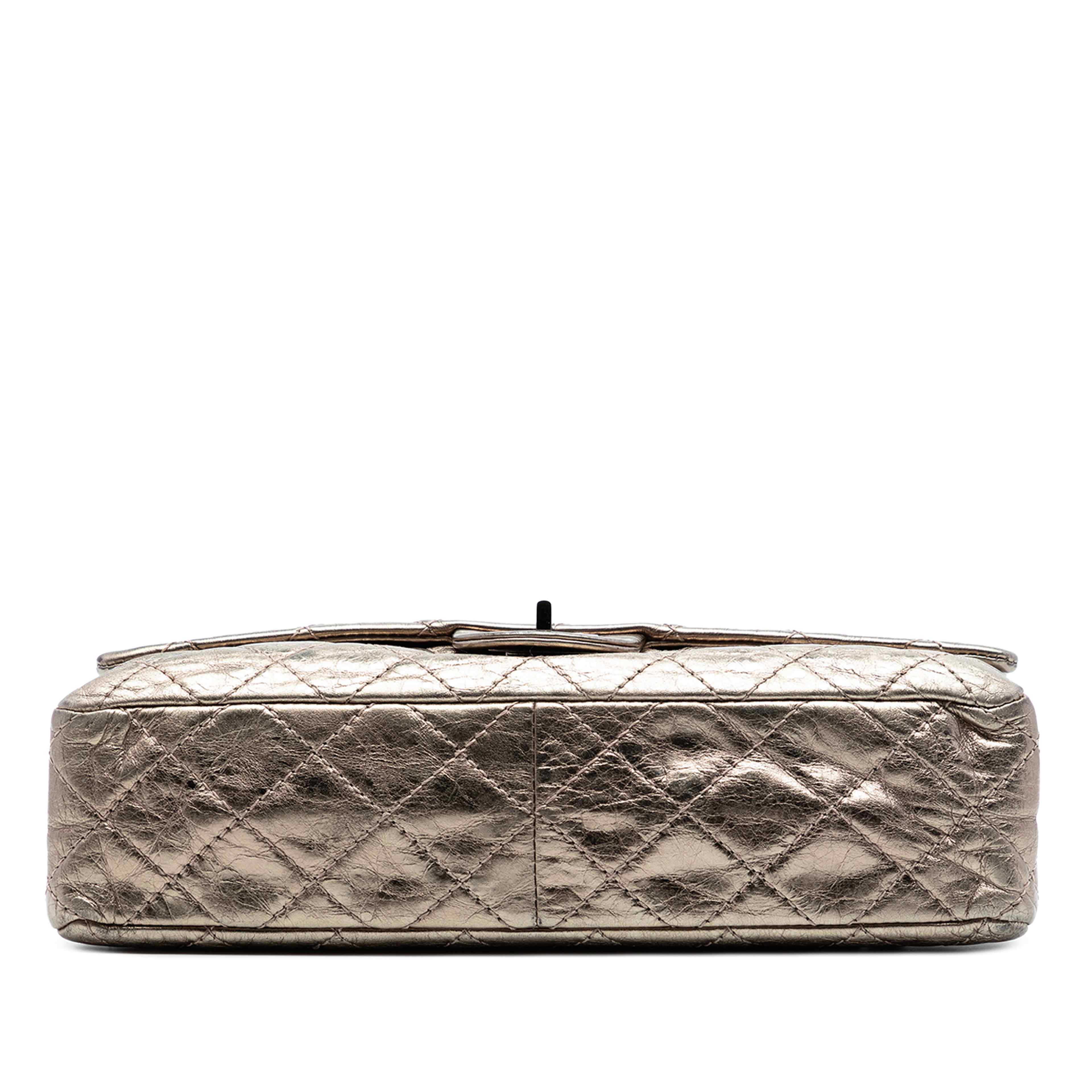 Chanel Quilted Metallic Aged Calfskin Reissue 2.55 Double Flap 226, från Luxclusif, i färgen gold. Klicka för att öppna bilden i stort format