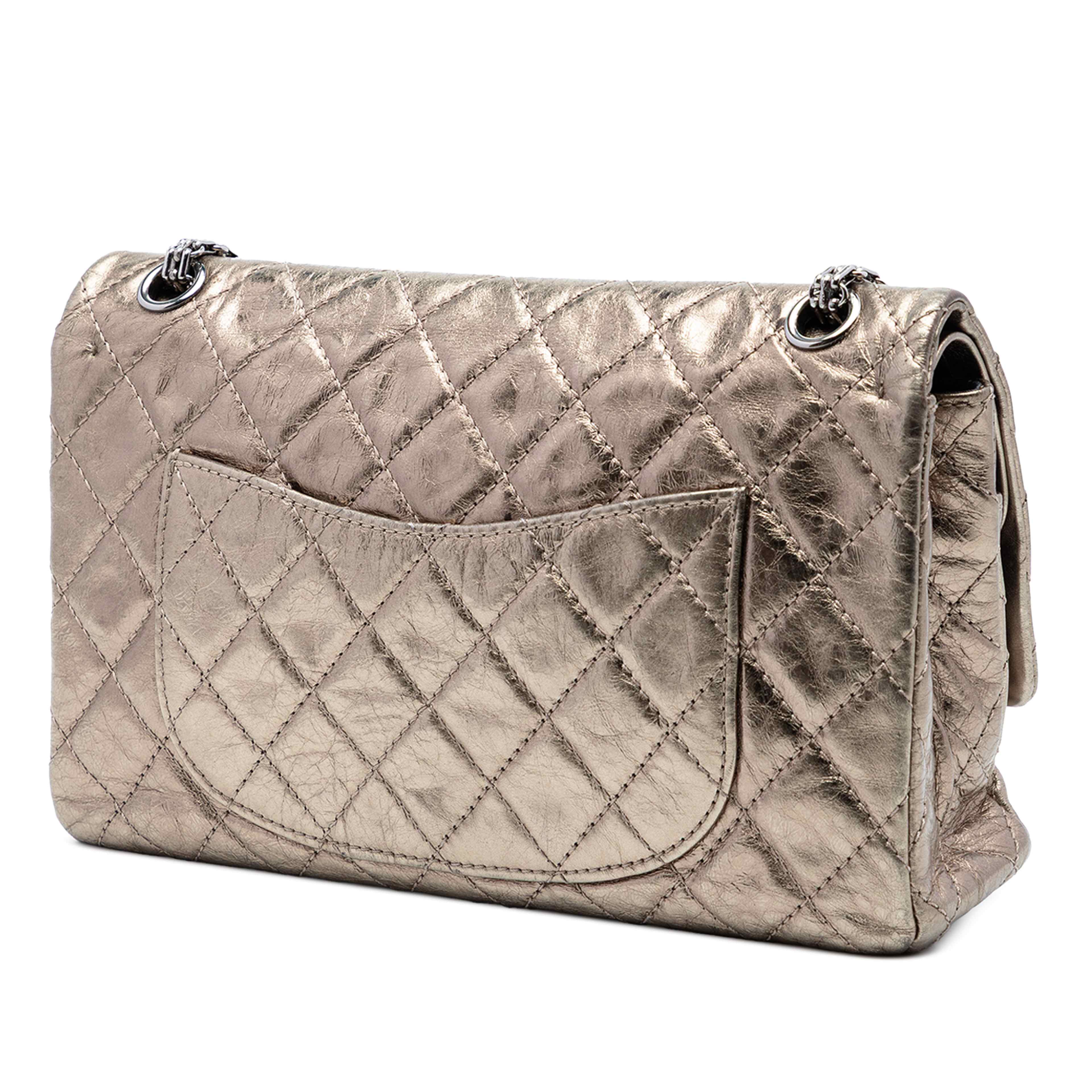 Chanel Quilted Metallic Aged Calfskin Reissue 2.55 Double Flap 226, från Luxclusif, i färgen guld. Klicka för att öppna bilden i stort format