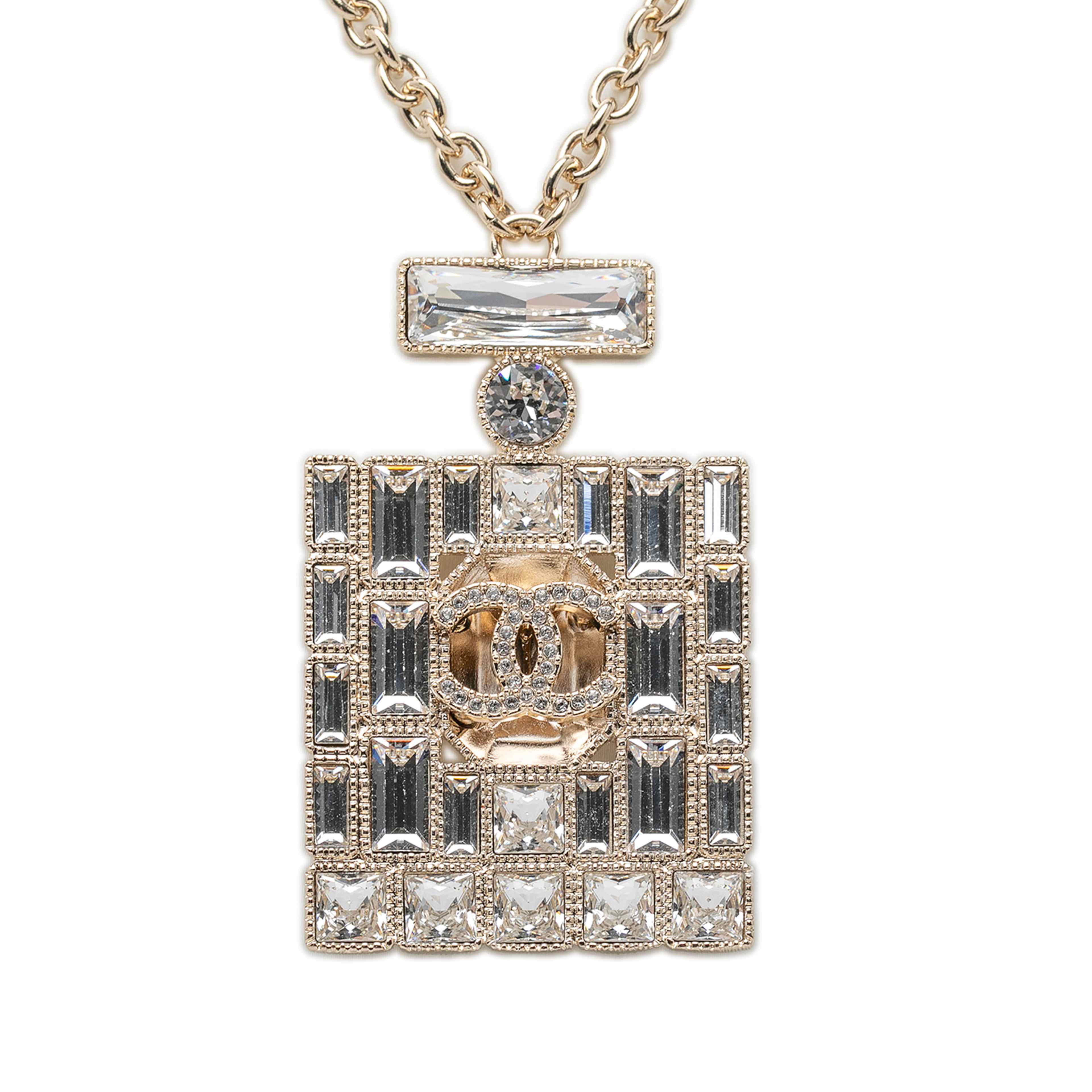 Chanel Cc Gold Plated Strass Perfume Bottle Pendant Necklace, från Luxclusif, i färgen guld. Klicka för att öppna bilden i stort format