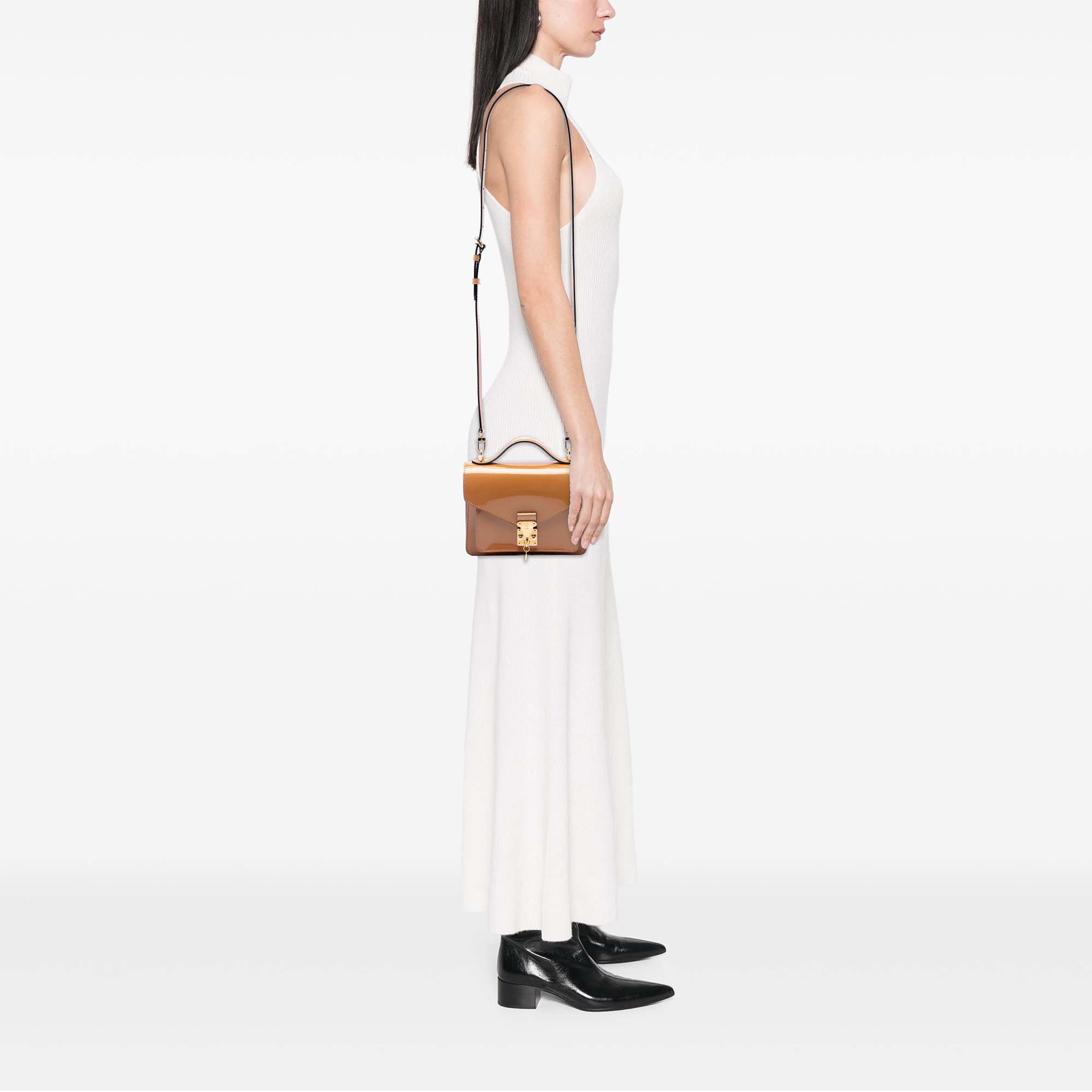 Louis Vuitton Monogram Vernis Monceau Bb, från Luxclusif, i färgen beige. Klicka för att öppna bilden i stort format