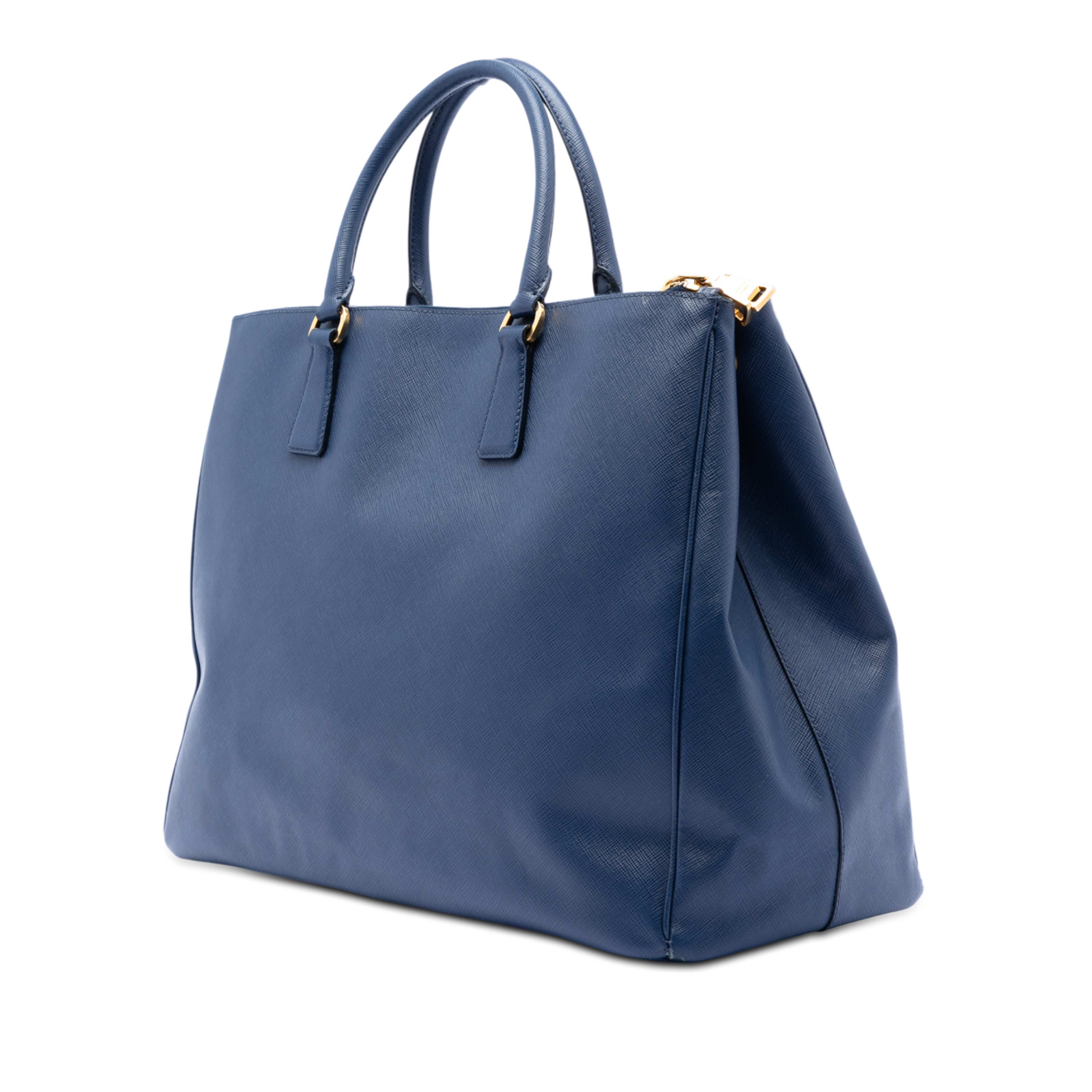Prada Extra Large Saffiano Lux Galleria Double Zip Tote, från Luxclusif, i färgen blue. Klicka för att öppna bilden i stort format