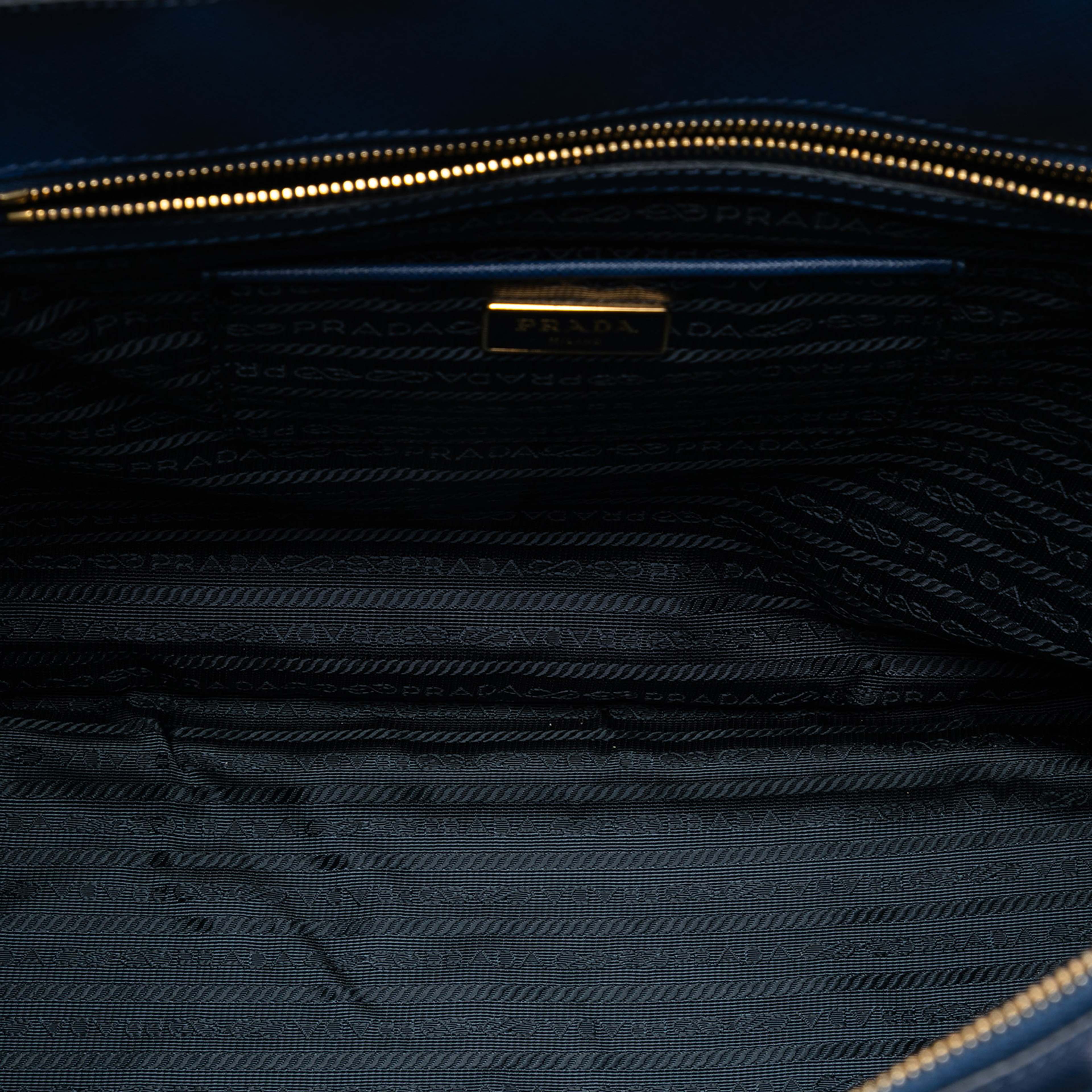 Prada Extra Large Saffiano Lux Galleria Double Zip Tote, från Luxclusif, i färgen blue. Klicka för att öppna bilden i stort format