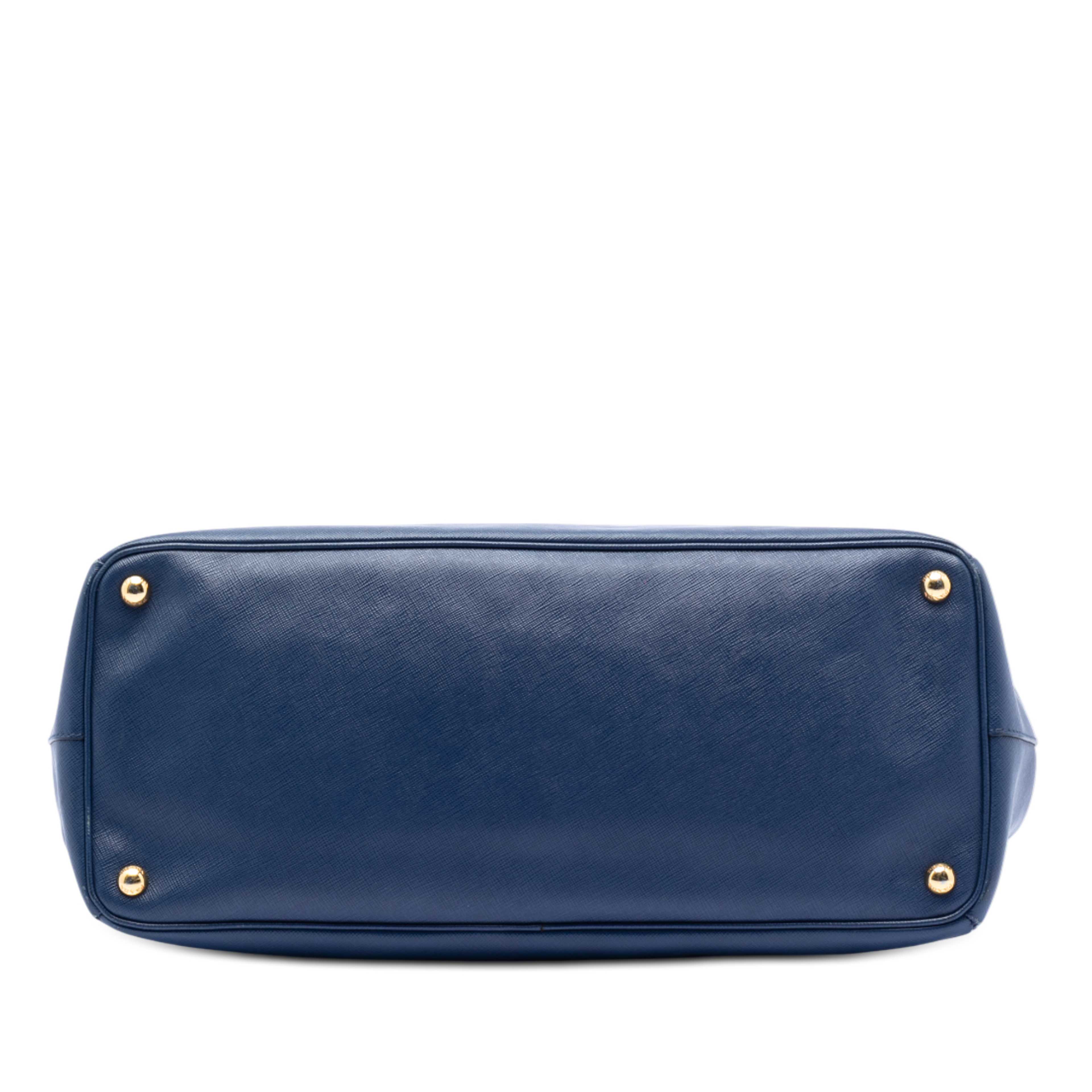 Prada Extra Large Saffiano Lux Galleria Double Zip Tote, från Luxclusif, i färgen blue. Klicka för att öppna bilden i stort format