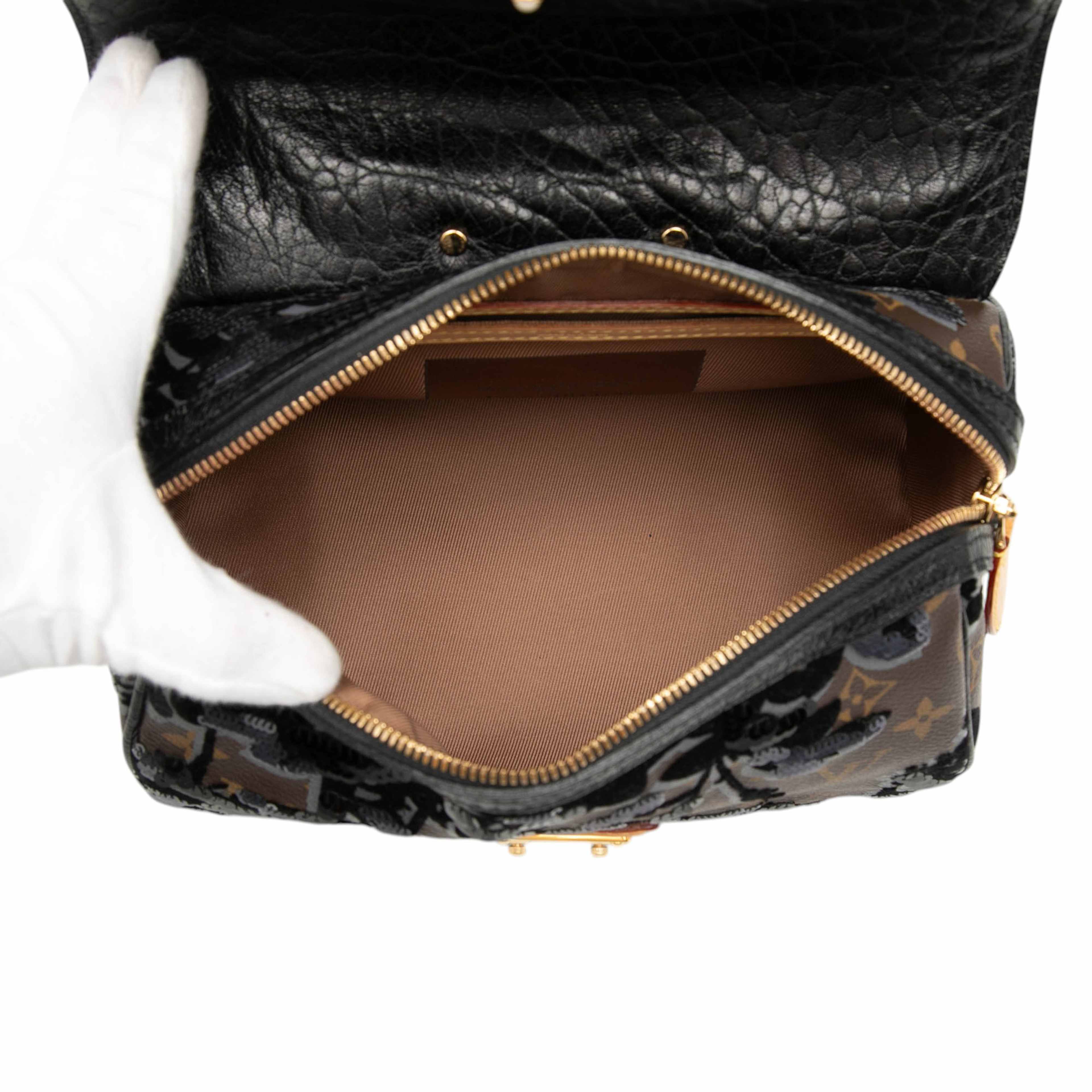 Louis Vuitton Monogram Fleur De Jais Carrousel, från Luxclusif, i färgen brown. Klicka för att öppna bilden i stort format