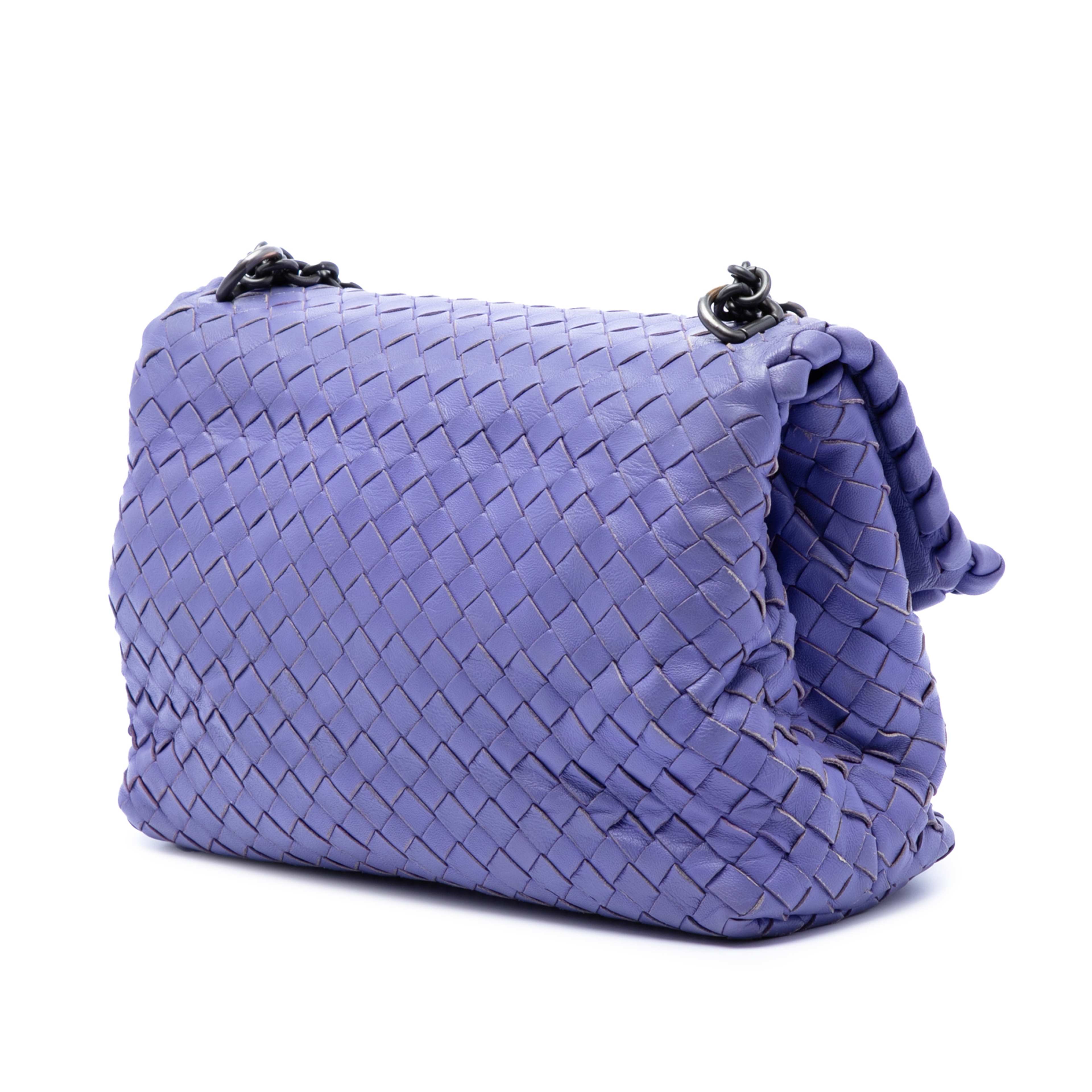 Bottega Veneta Small Nappa Intrecciato Olimpia Crossbody, från Luxclusif, i färgen purple. Klicka för att öppna bilden i stort format