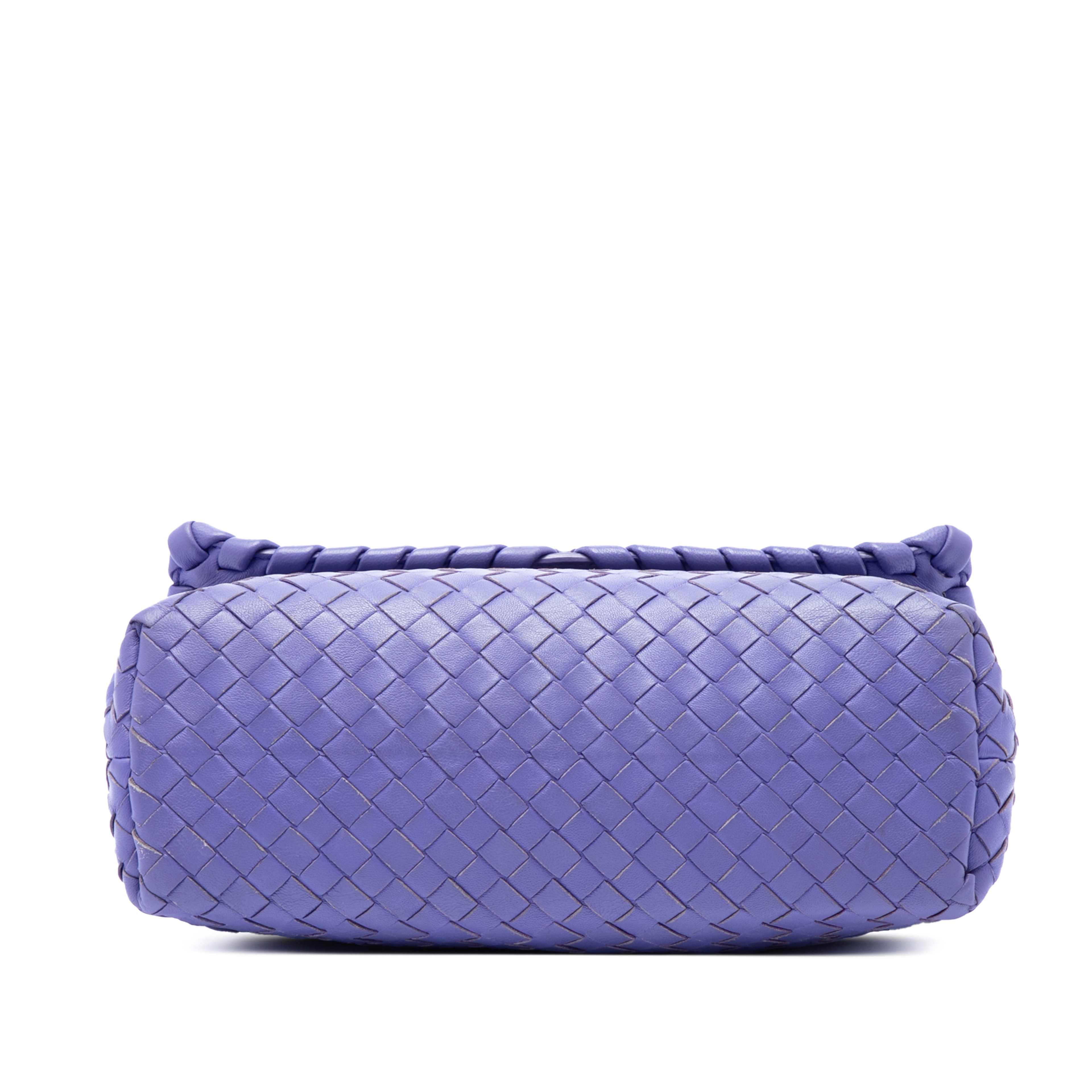 Bottega Veneta Small Nappa Intrecciato Olimpia Crossbody, från Luxclusif, i färgen purple. Klicka för att öppna bilden i stort format