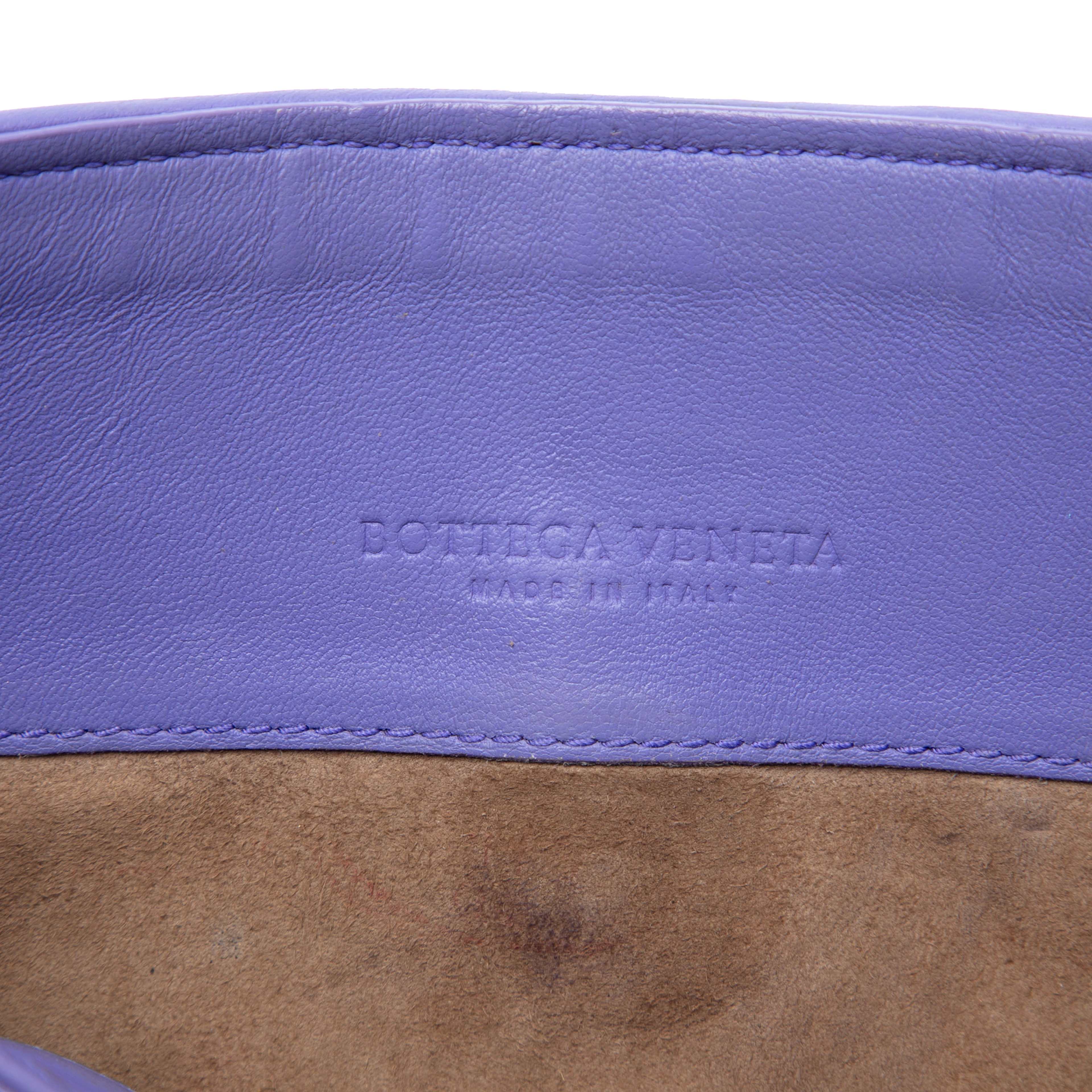 Bottega Veneta Small Nappa Intrecciato Olimpia Crossbody, från Luxclusif, i färgen purple. Klicka för att öppna bilden i stort format