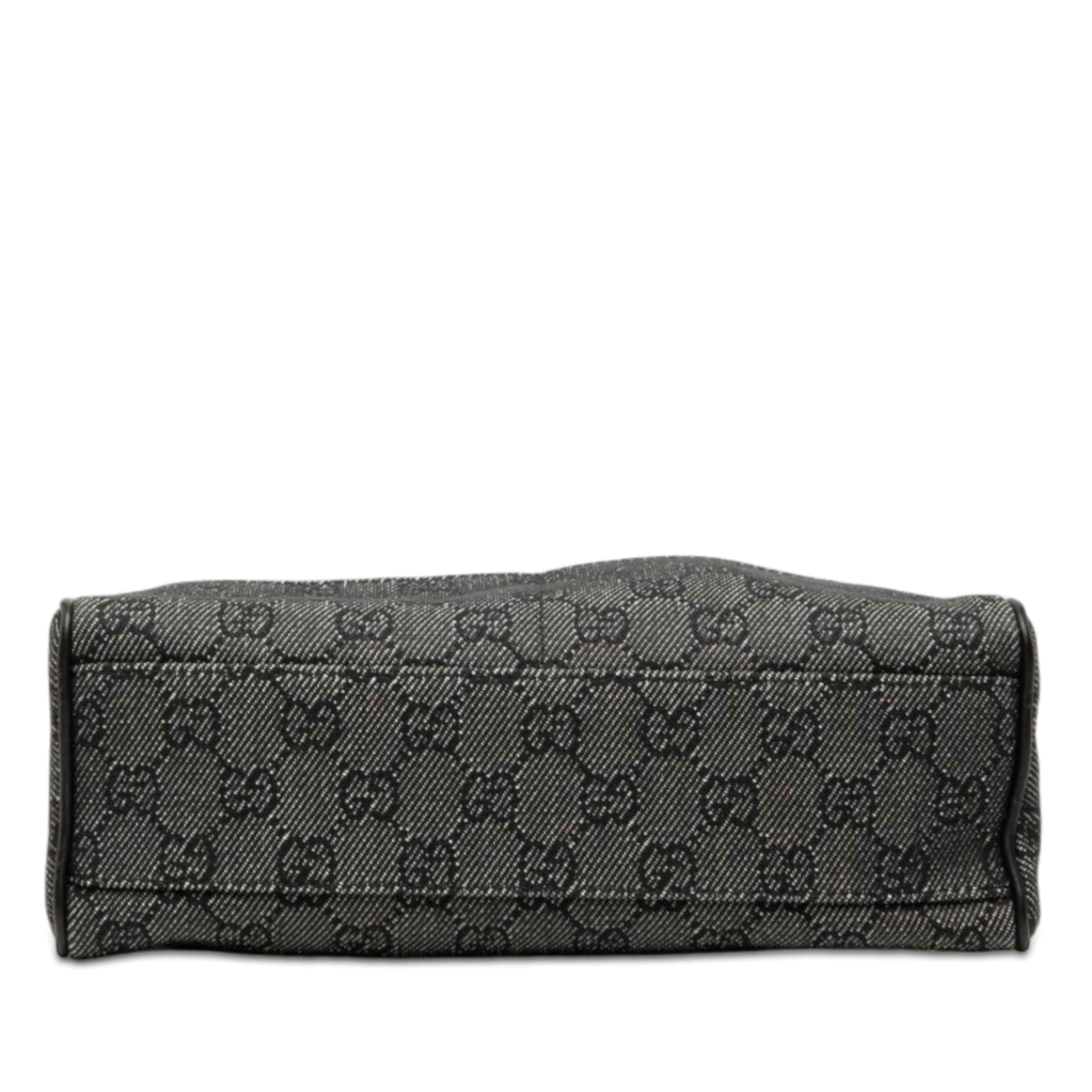Gucci Gg Denim Shoulder Bag, från Luxclusif, i färgen grå. Klicka för att öppna bilden i stort format