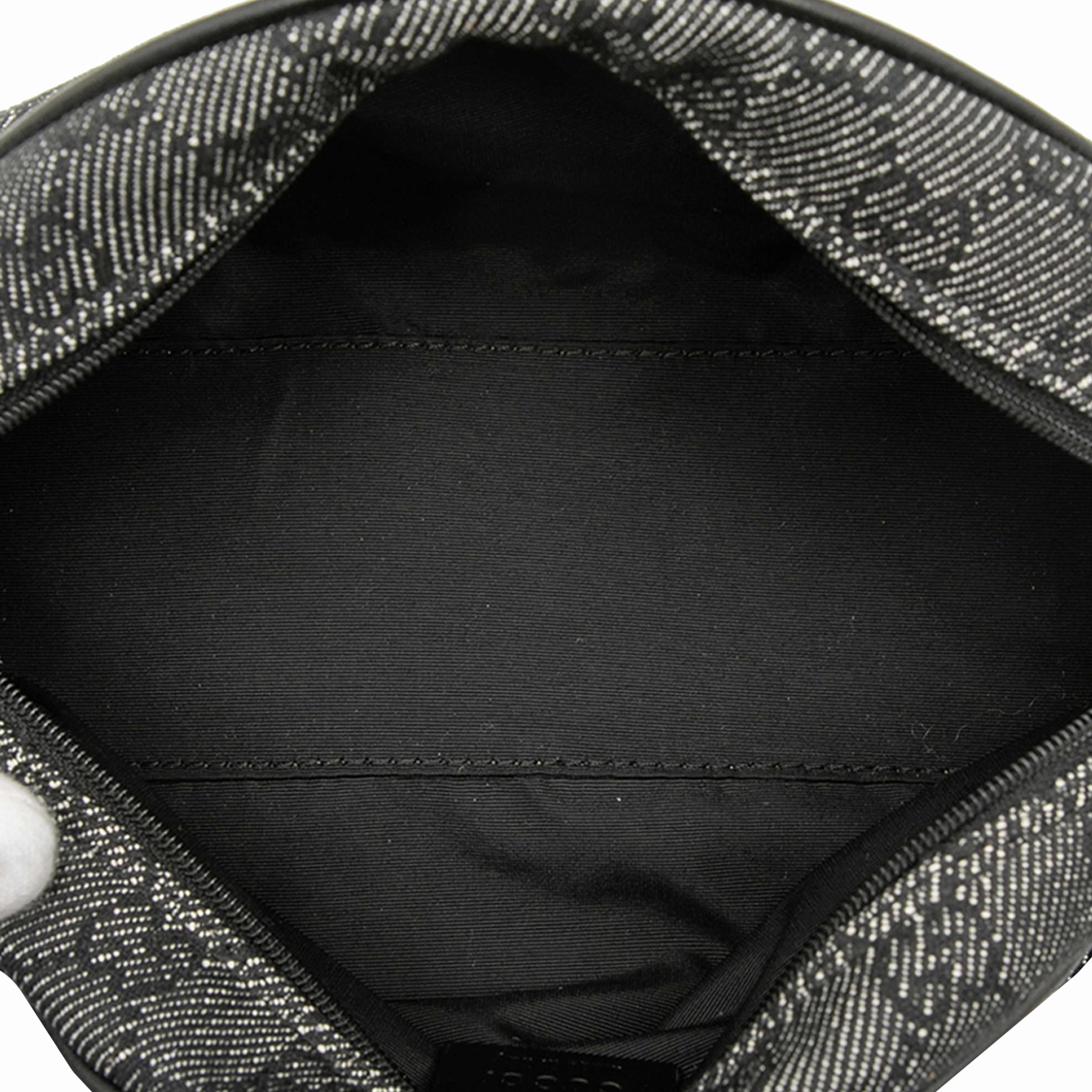 Gucci Gg Denim Shoulder Bag, från Luxclusif, i färgen gray. Klicka för att öppna bilden i stort format