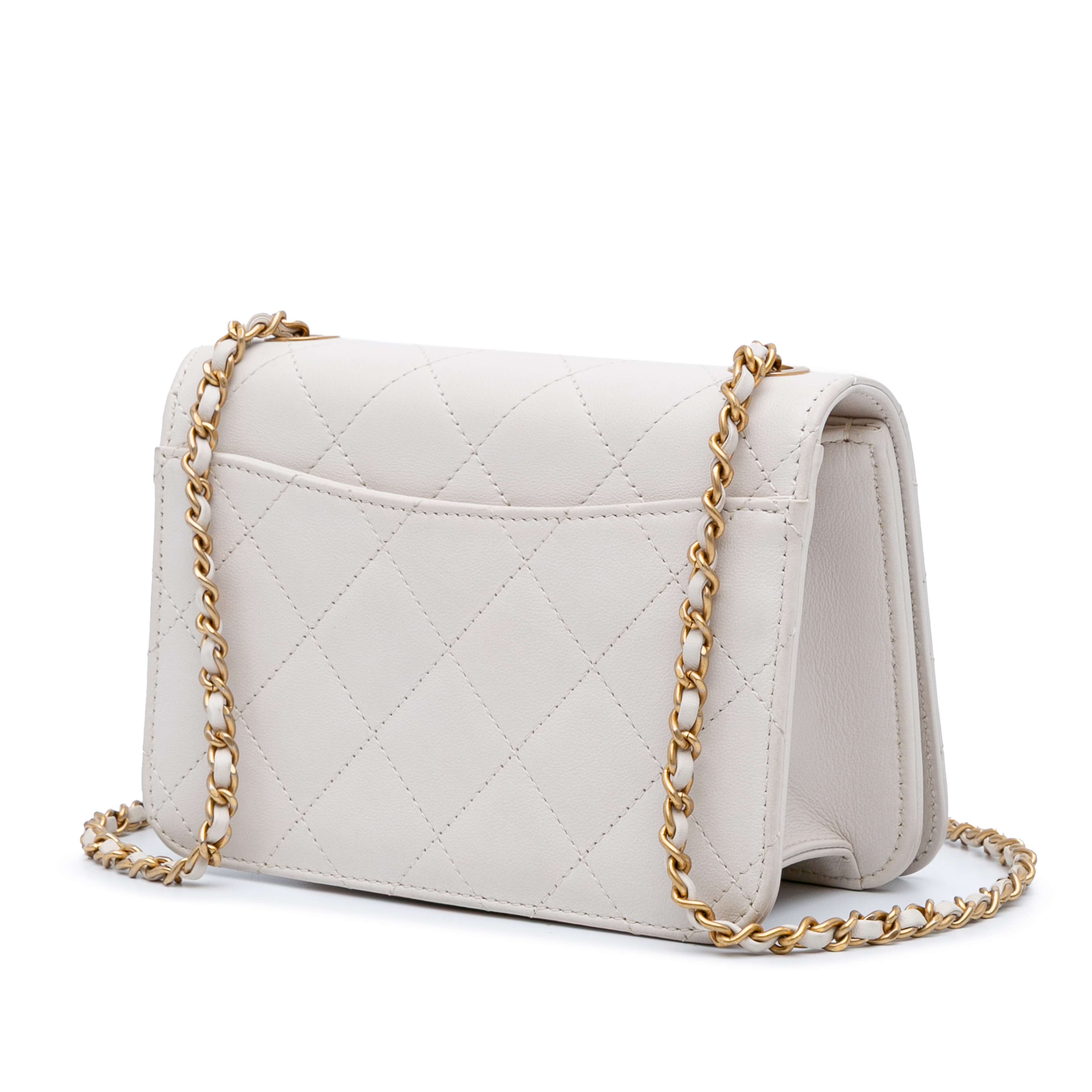 Chanel Small Cc Quilted Calfskin Crystal Pearl Full Flap, från Luxclusif, i färgen ivory. Klicka för att öppna bilden i stort format