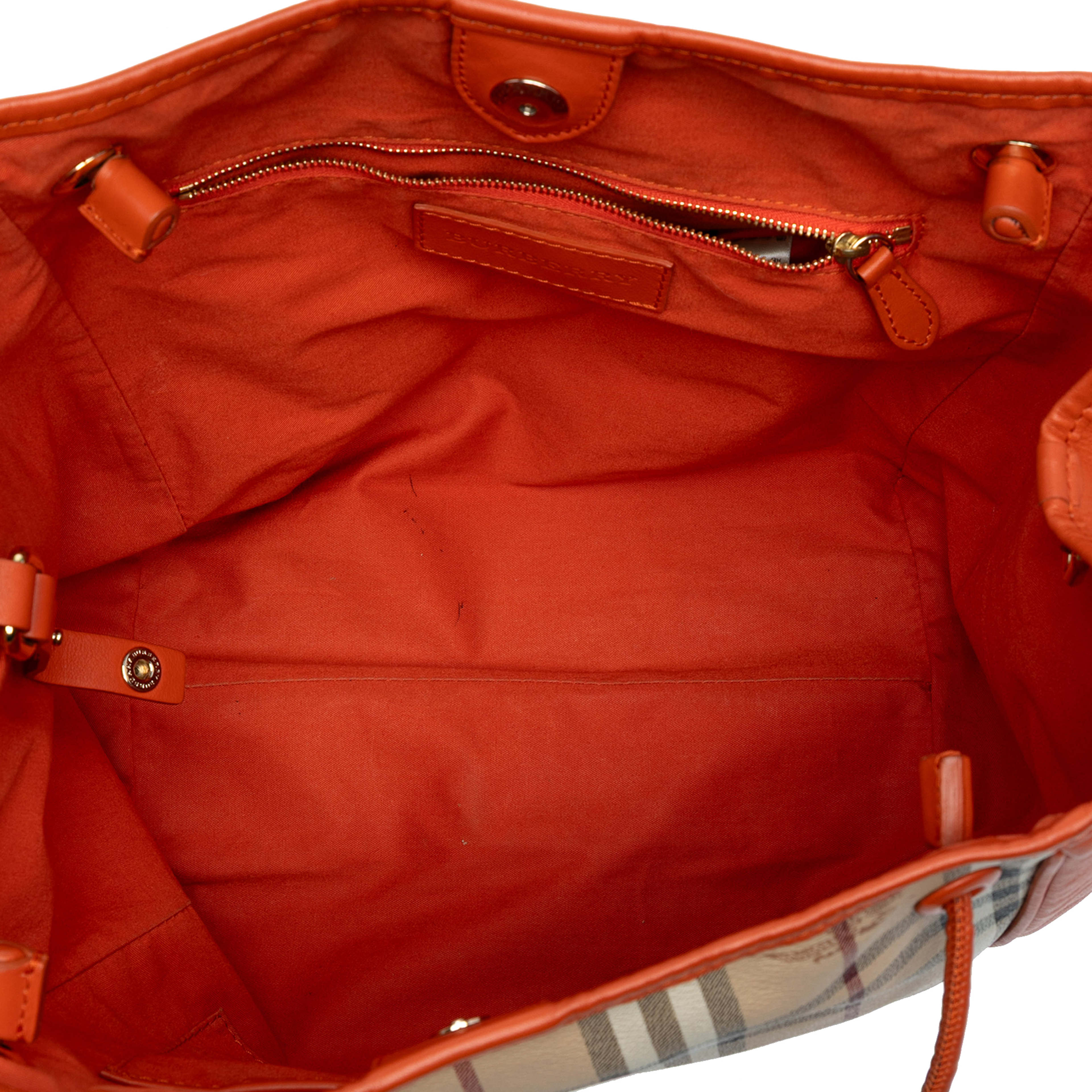 Burberry Small Leather Trimmed Haymarket Check Coated Canvas Canterbury Tote, från Luxclusif, i färgen beige. Klicka för att öppna bilden i stort format