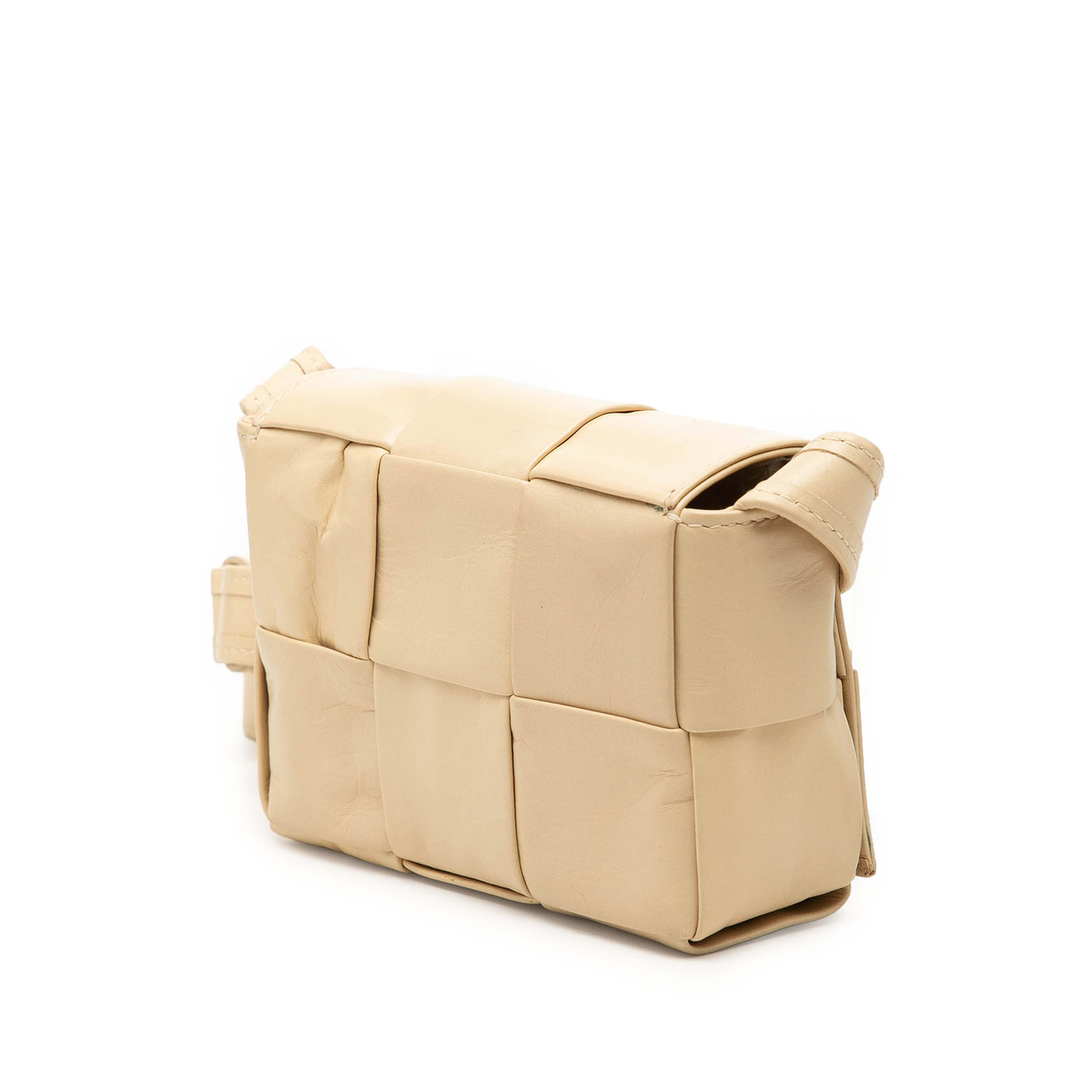 Bottega Veneta Extra Mini Nappa Intrecciato Cassette Crossbody, från Luxclusif, i färgen beige. Klicka för att öppna bilden i stort format