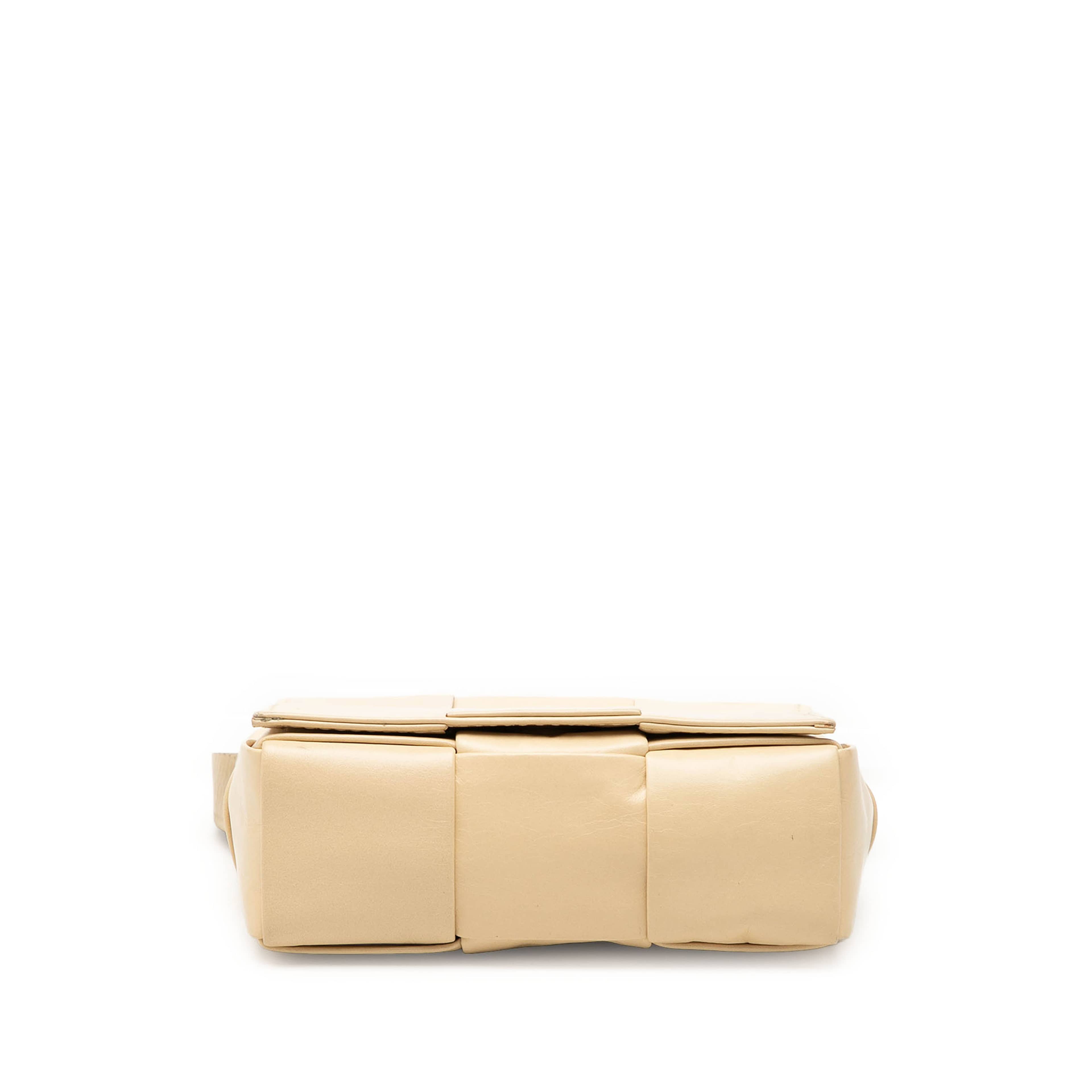 Bottega Veneta Extra Mini Nappa Intrecciato Cassette Crossbody, från Luxclusif, i färgen beige. Klicka för att öppna bilden i stort format