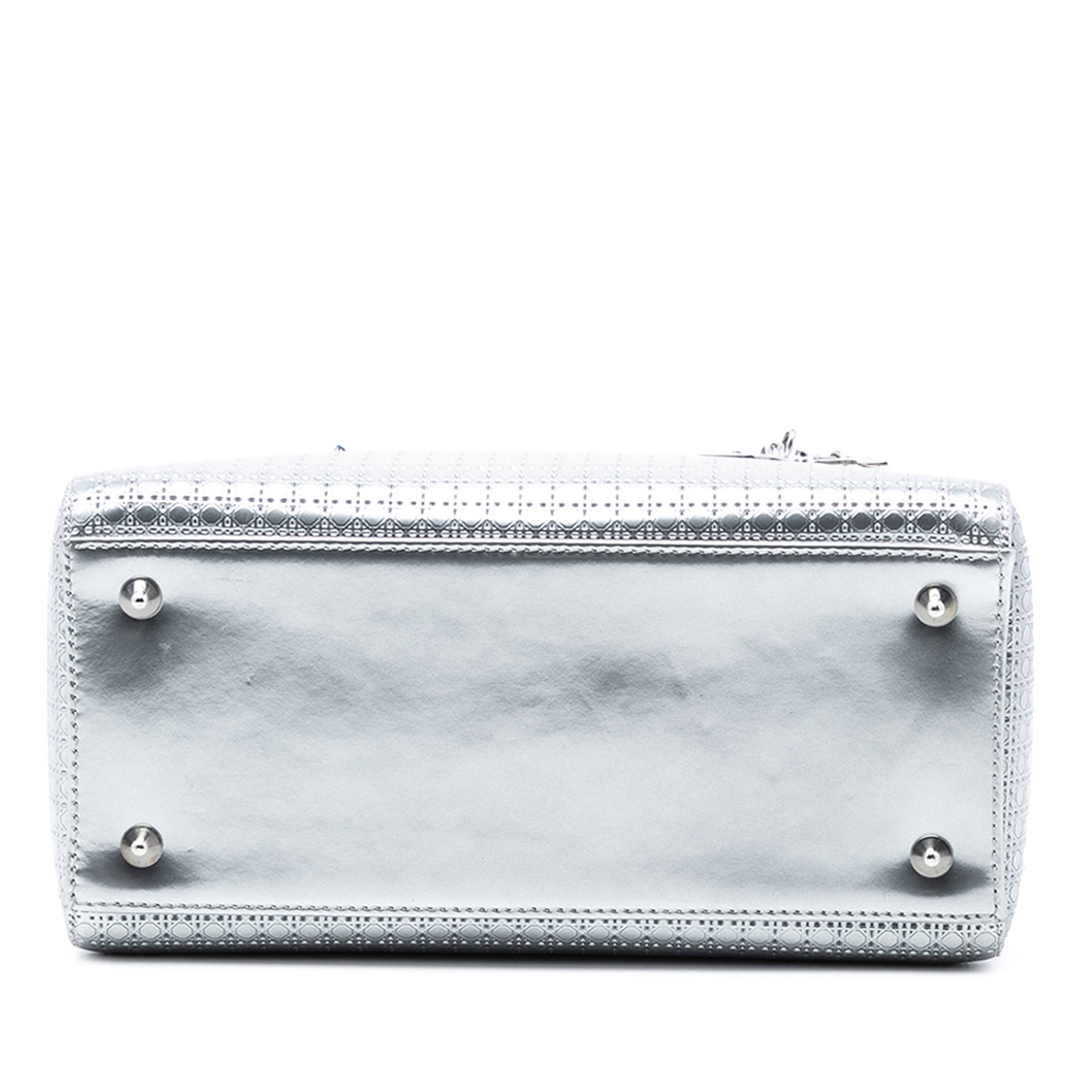 Dior Medium Metallic Patent Microcannage Lady Dior, från Luxclusif, i färgen silver. Klicka för att öppna bilden i stort format