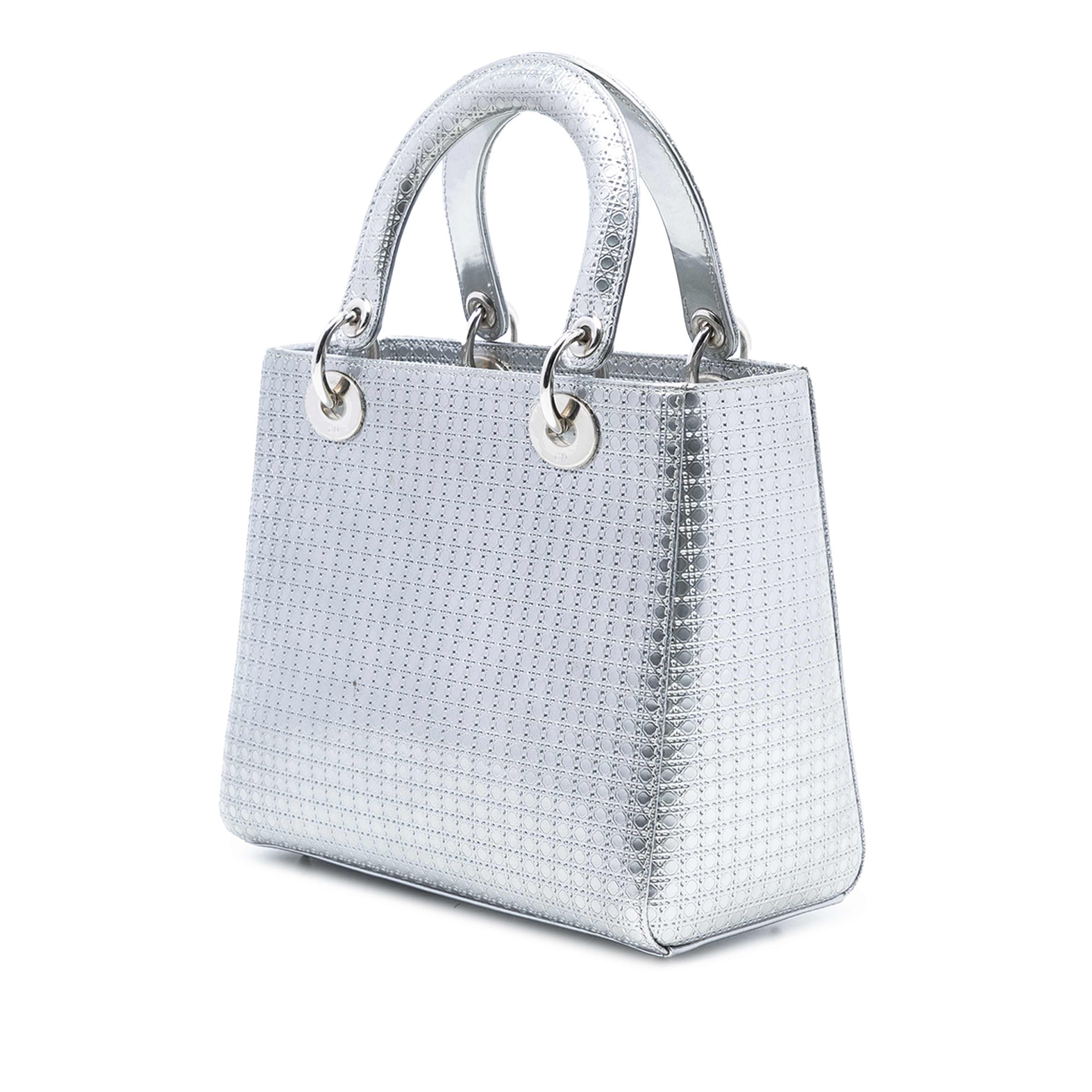 Dior Medium Metallic Patent Microcannage Lady Dior, från Luxclusif, i färgen silver. Klicka för att öppna bilden i stort format