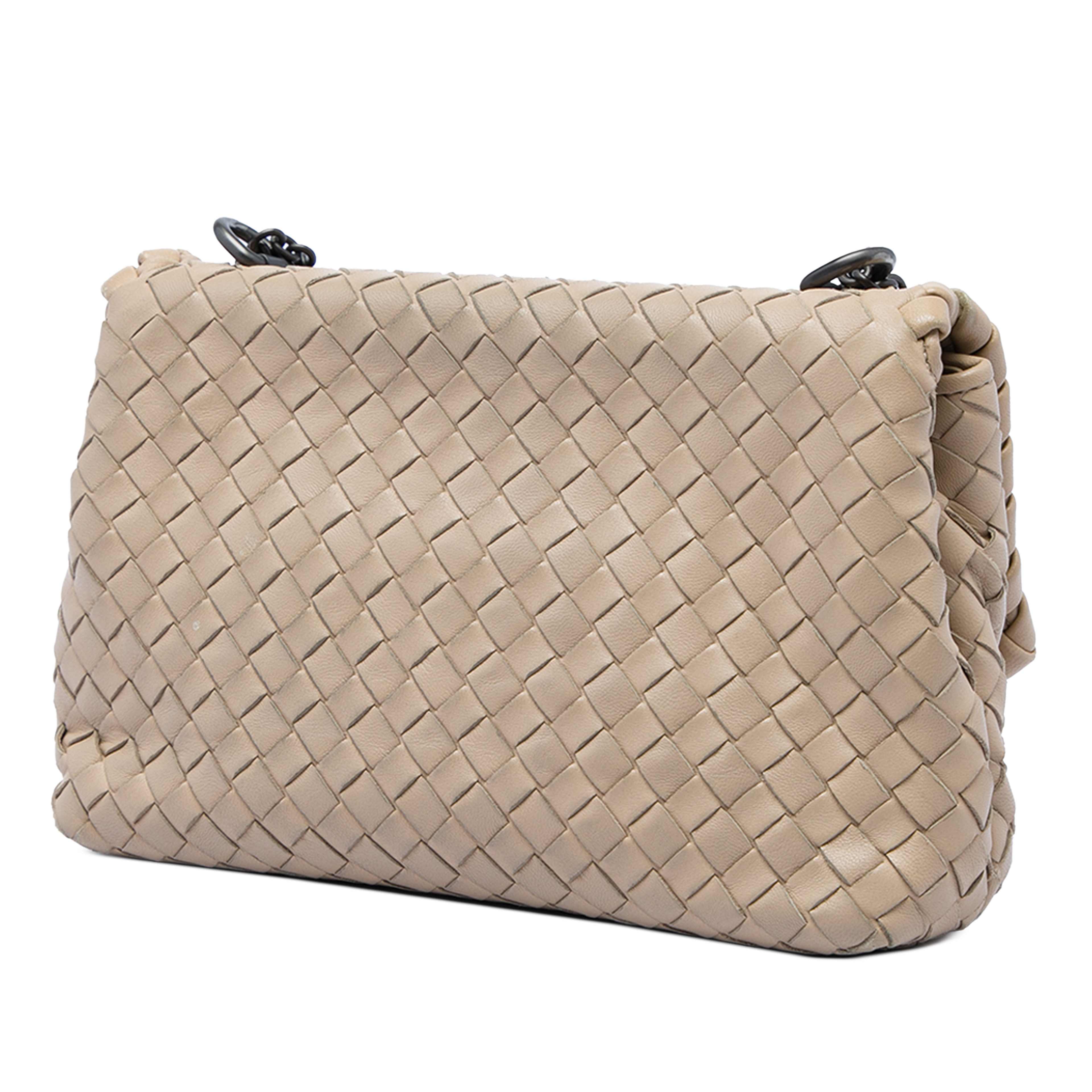 Bottega Veneta Baby Nappa Intrecciato Olimpia Crossbody, från Luxclusif, i färgen beige. Klicka för att öppna bilden i stort format