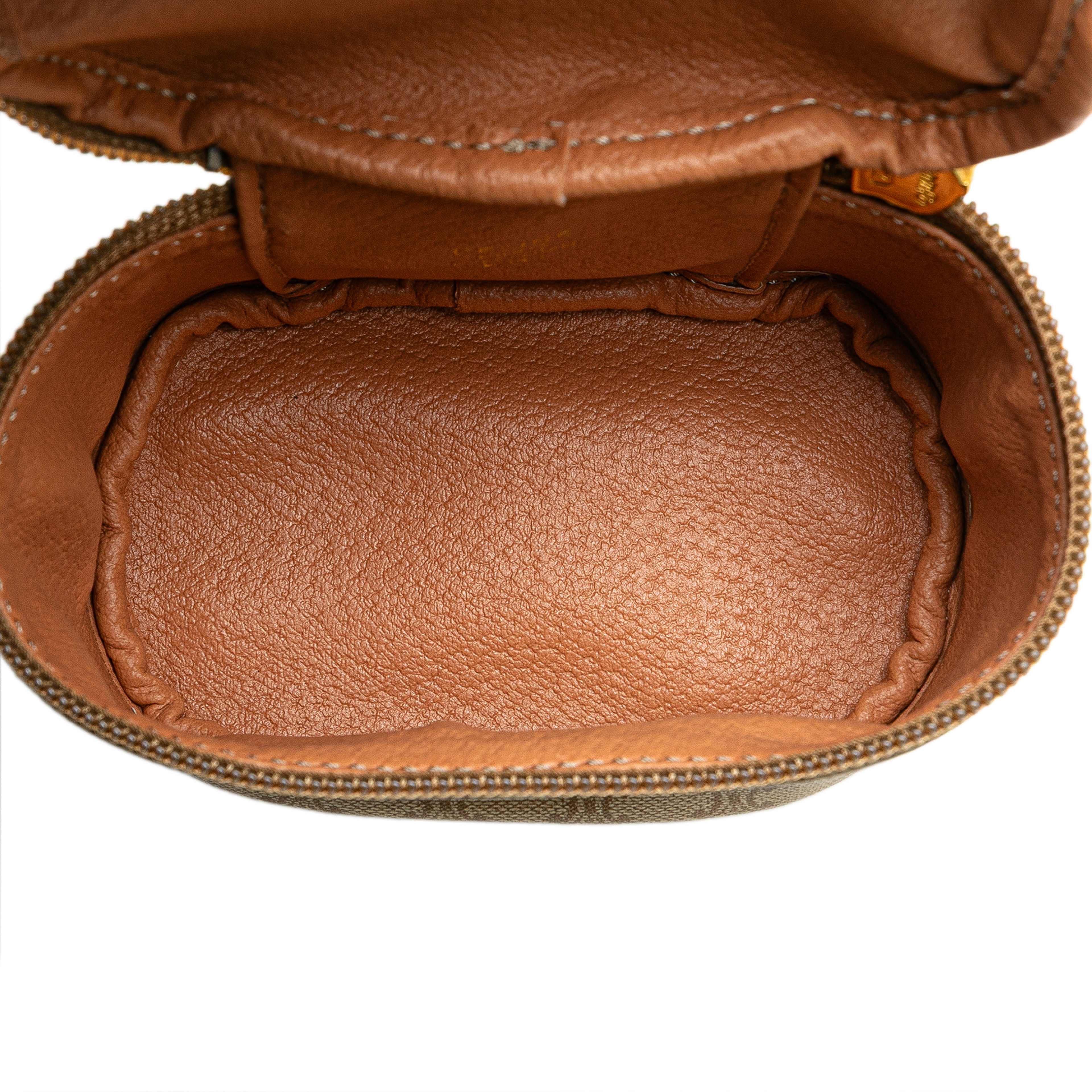 Celine Macadam Coated Canvas Vanity Bag, från Luxclusif, i färgen beige. Klicka för att öppna bilden i stort format