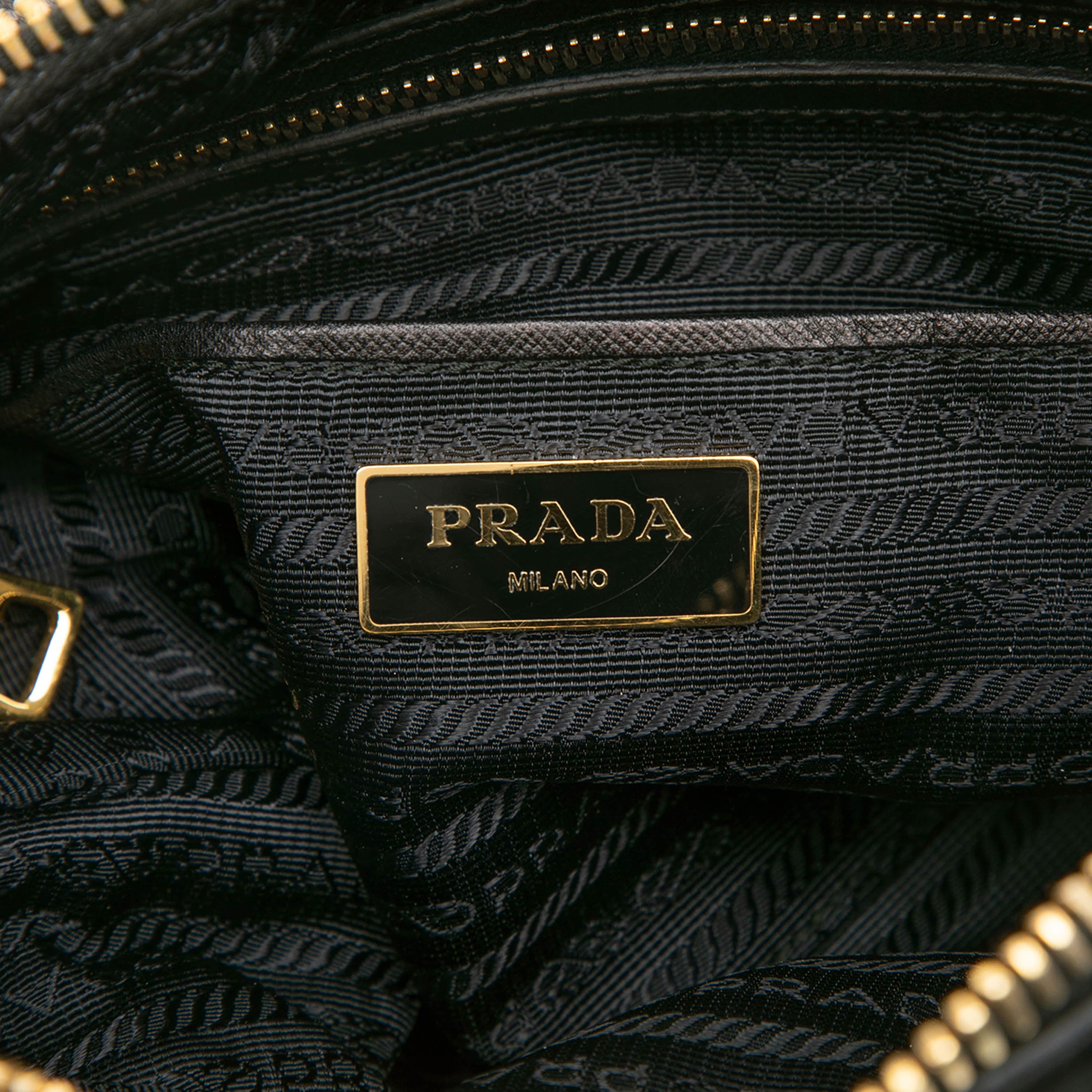 Prada Saffiano Trimmed Tessuto Shoulder Bag, från Luxclusif, i färgen black. Klicka för att öppna bilden i stort format