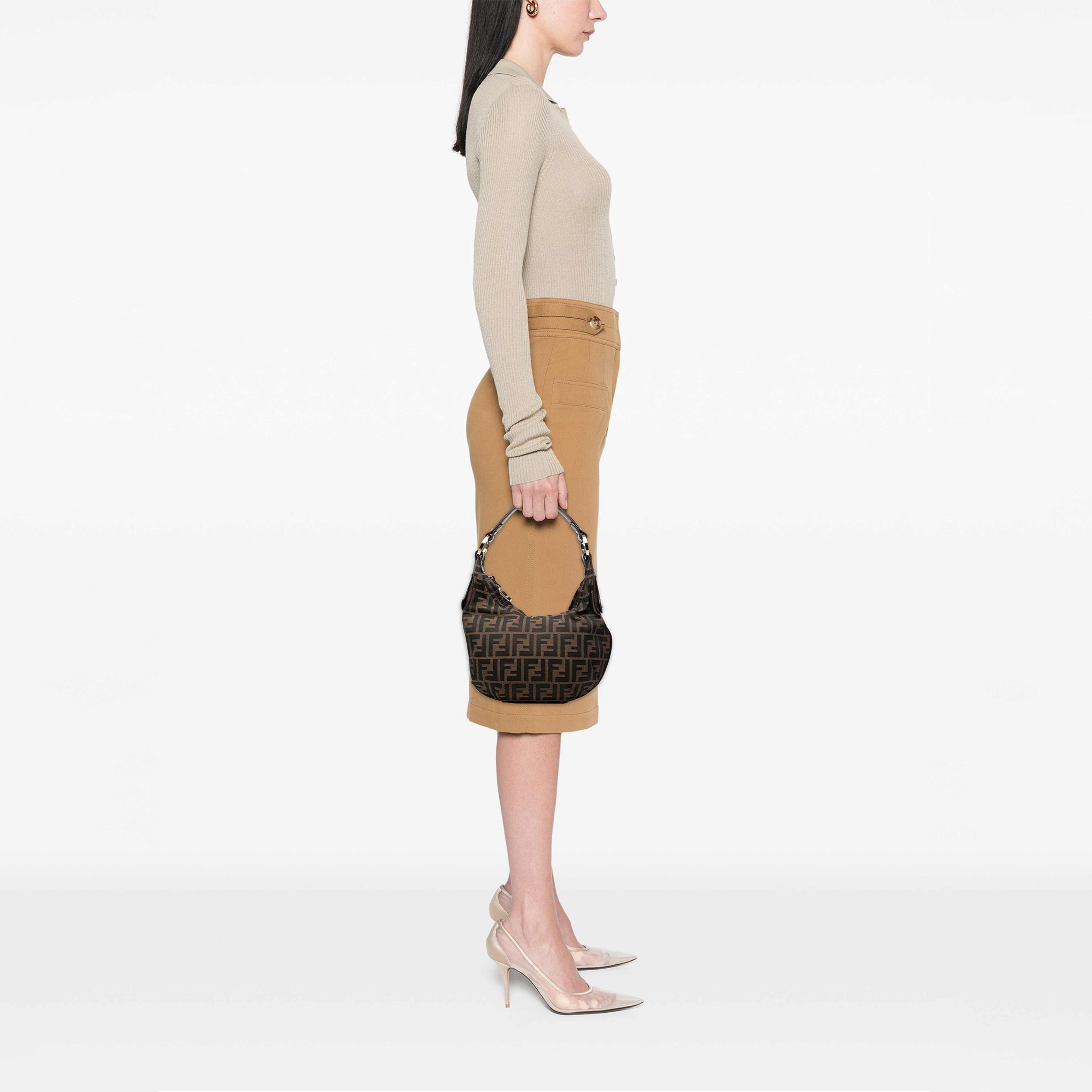 Fendi Zucca Canvas Chef Hobo, från Luxclusif, i färgen brun. Klicka för att öppna bilden i stort format