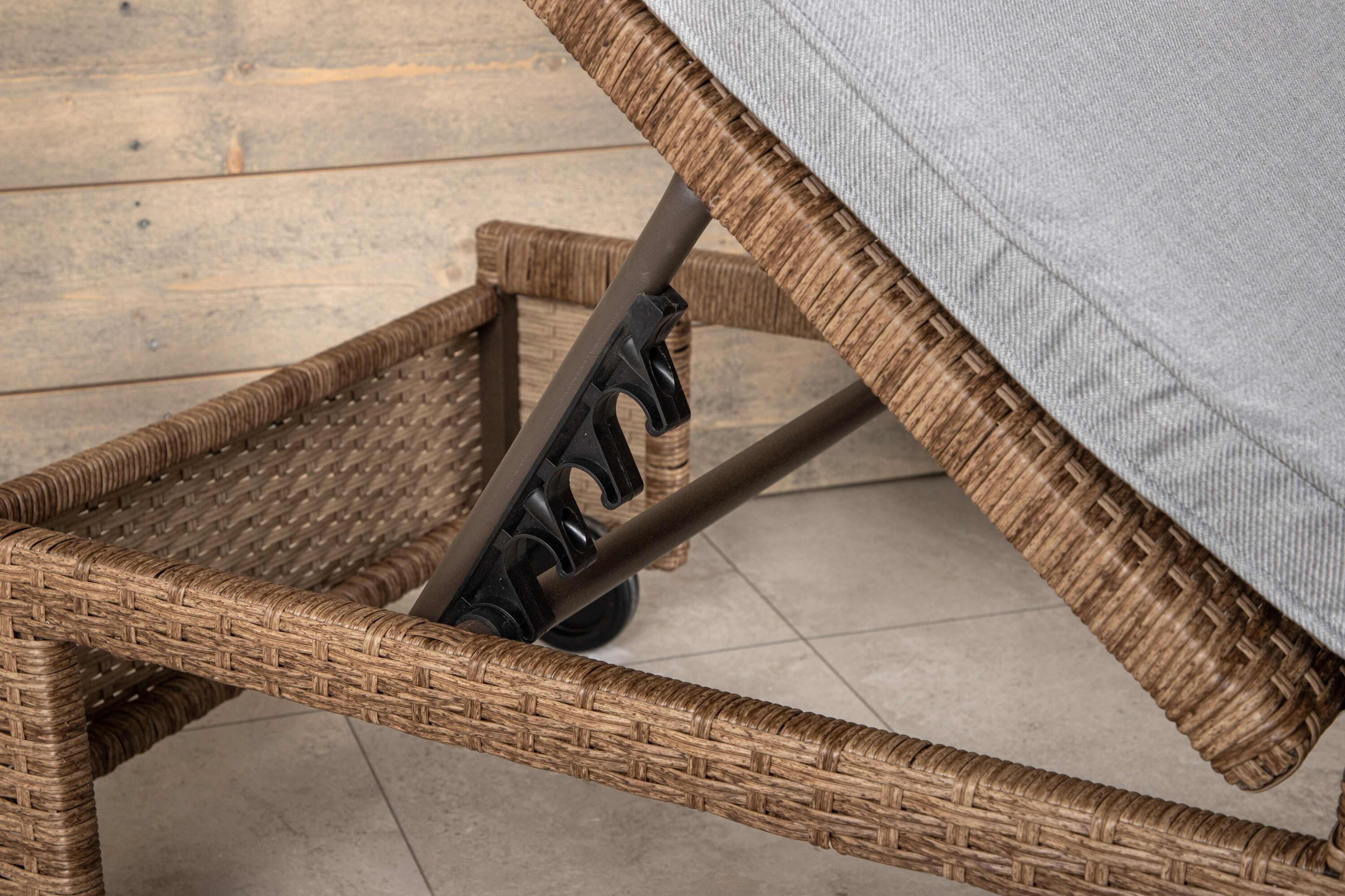 London Solstol, från Venture Home, i färgen nature. Klicka för att öppna bilden i stort format