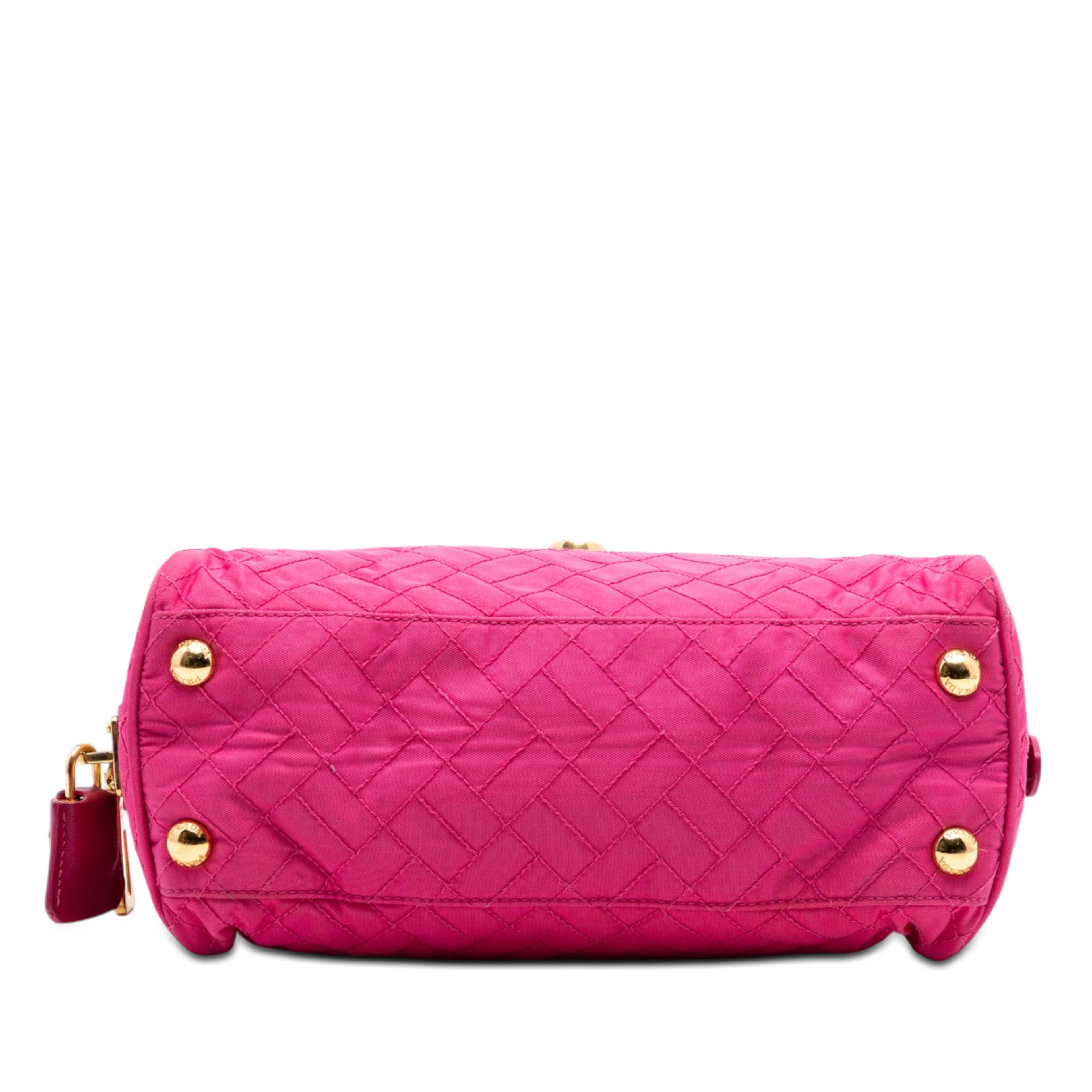 Prada Impuntu Tessuto Chain Crossbody, från Luxclusif, i färgen rosa. Klicka för att öppna bilden i stort format
