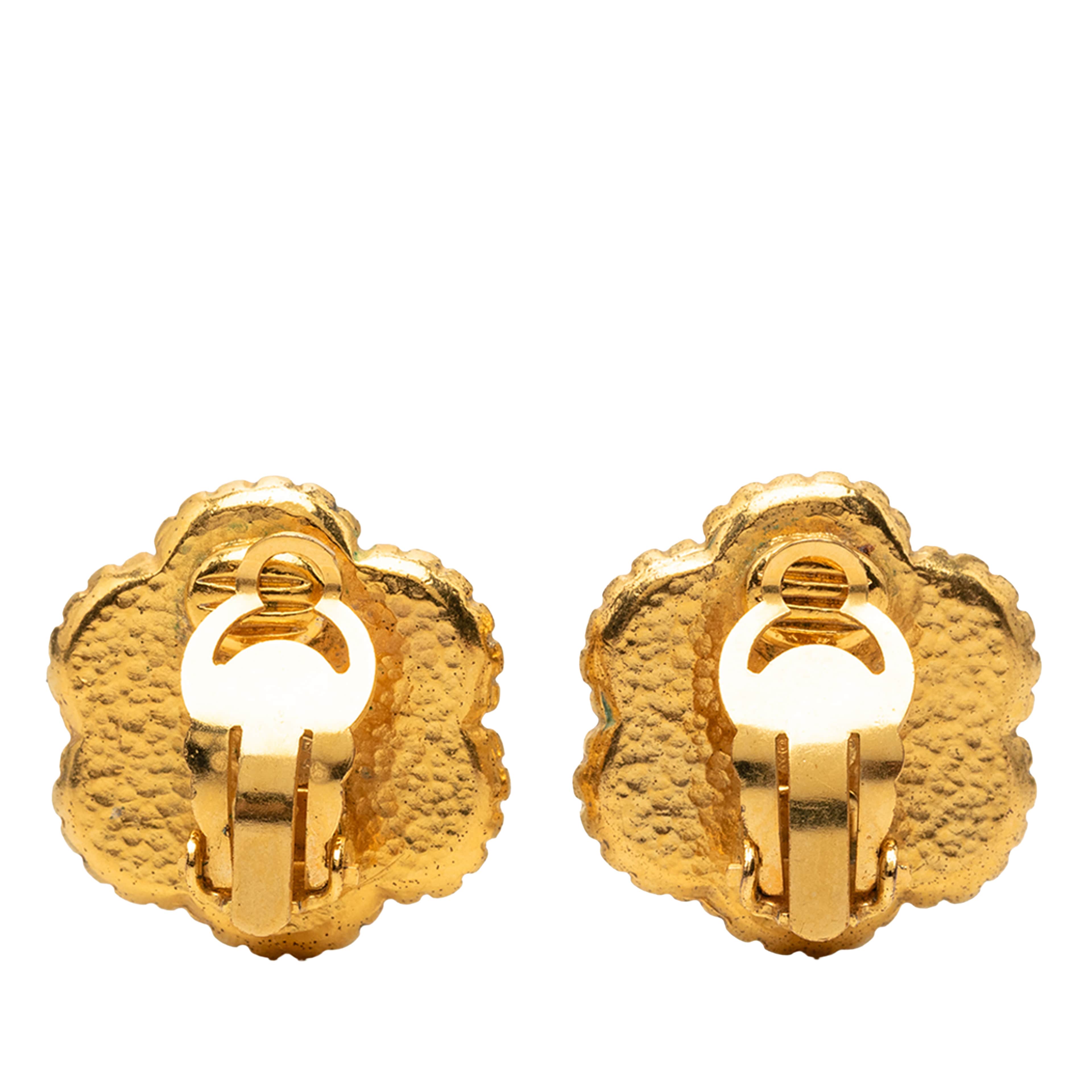 Chanel Cc Gold Plated Flower Clip On Earrings, från Luxclusif, i färgen guld. Klicka för att öppna bilden i stort format