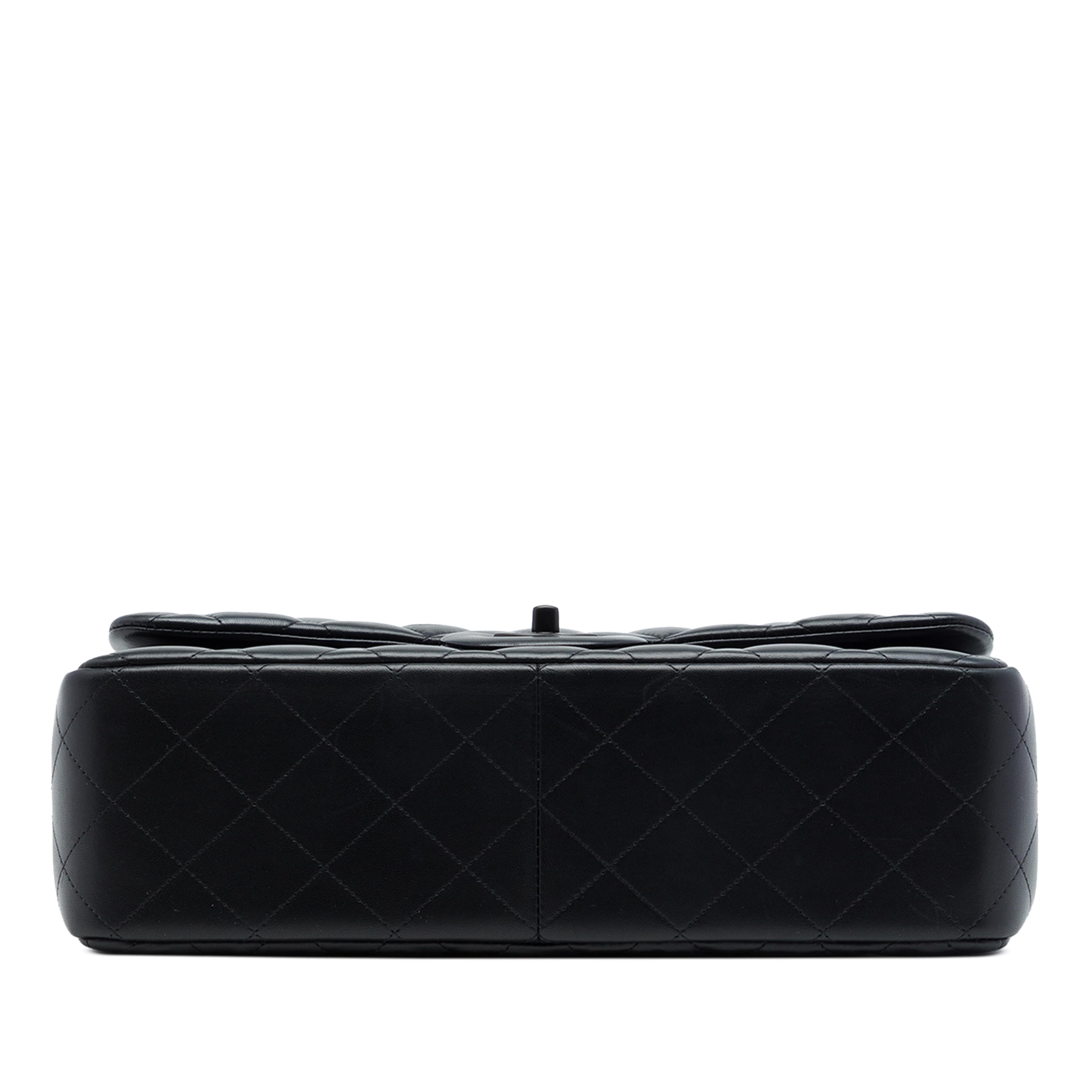Chanel Jumbo Classic Lambskin So Black Double Flap, från Luxclusif, i färgen svart. Klicka för att öppna bilden i stort format