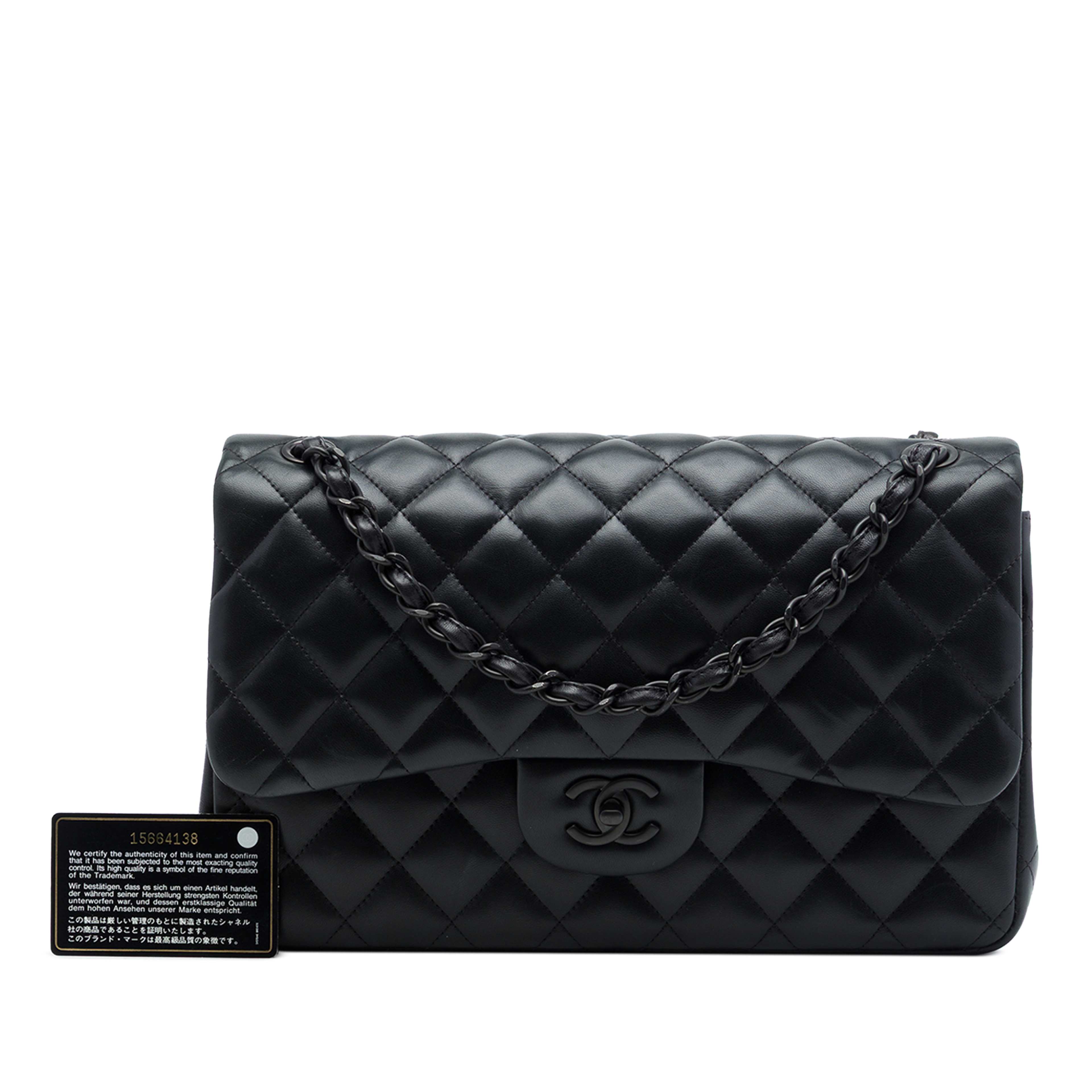 Chanel Jumbo Classic Lambskin So Black Double Flap, från Luxclusif, i färgen svart. Klicka för att öppna bilden i stort format