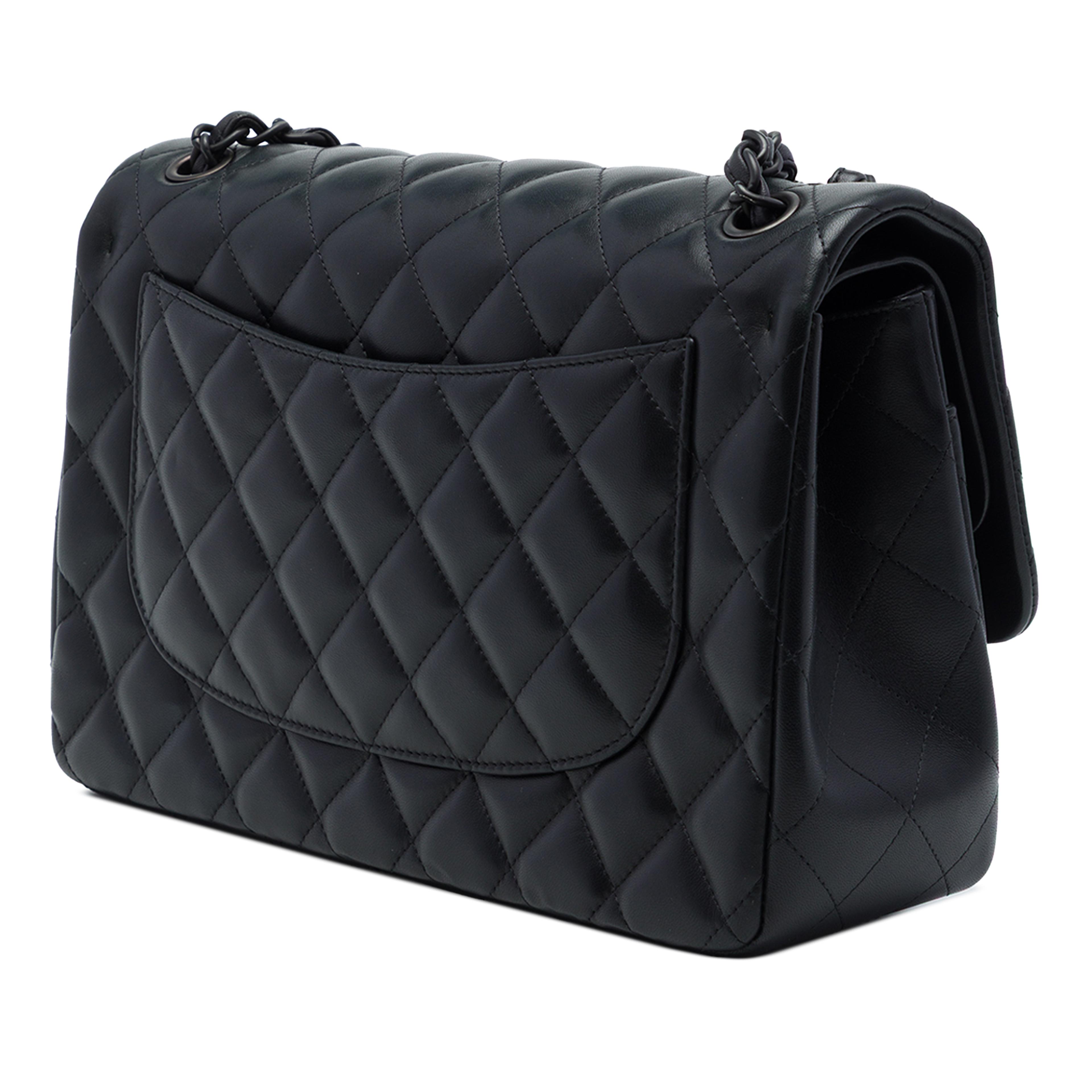 Chanel Jumbo Classic Lambskin So Black Double Flap, från Luxclusif, i färgen svart. Klicka för att öppna bilden i stort format