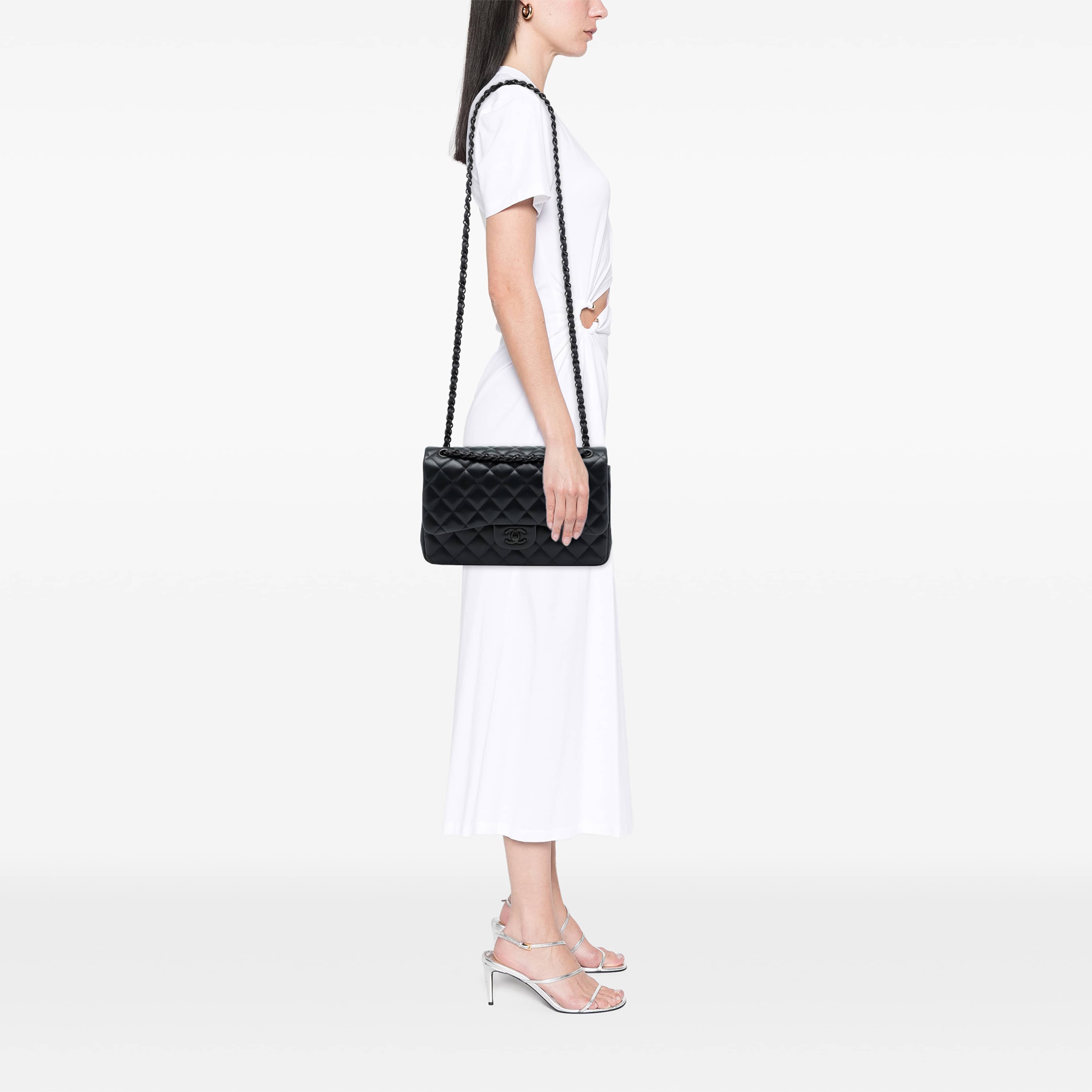 Chanel Jumbo Classic Lambskin So Black Double Flap, från Luxclusif, i färgen svart. Klicka för att öppna bilden i stort format
