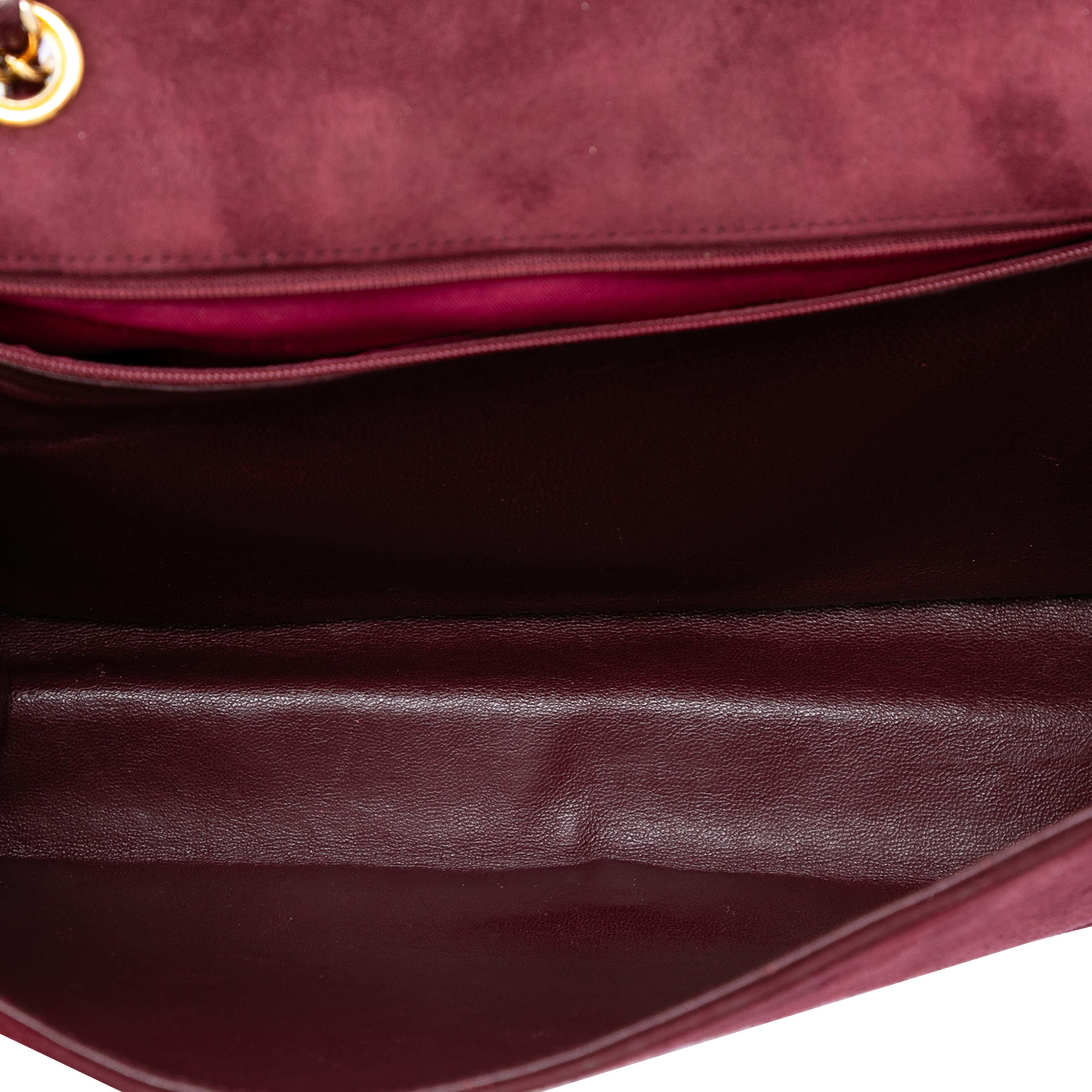 Chanel Cc Quilted Suede Diamond Full Flap, från Luxclusif, i färgen burgundy. Klicka för att öppna bilden i stort format