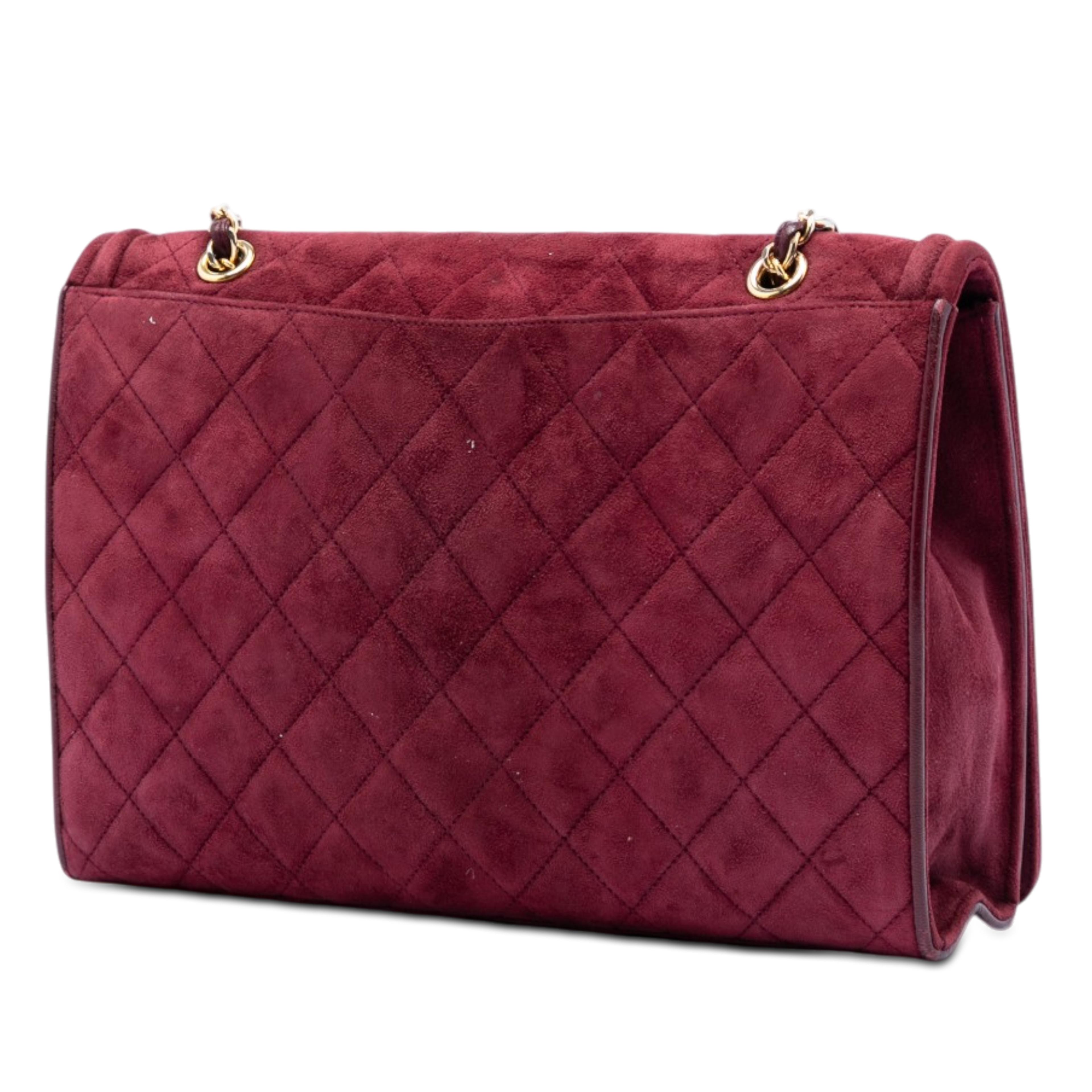 Chanel Cc Quilted Suede Diamond Full Flap, från Luxclusif, i färgen röd. Klicka för att öppna bilden i stort format