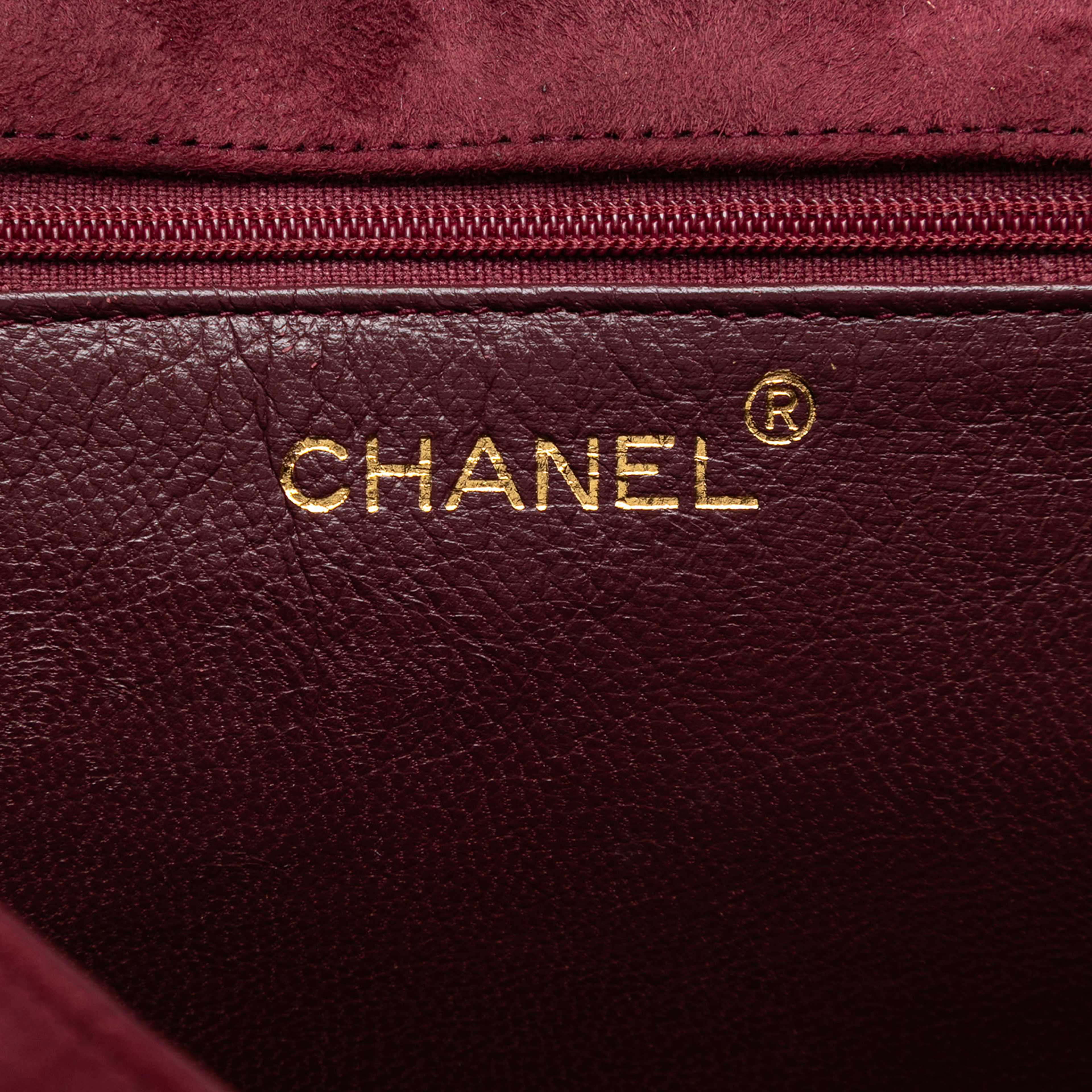 Chanel Cc Quilted Suede Diamond Full Flap, från Luxclusif, i färgen burgundy. Klicka för att öppna bilden i stort format