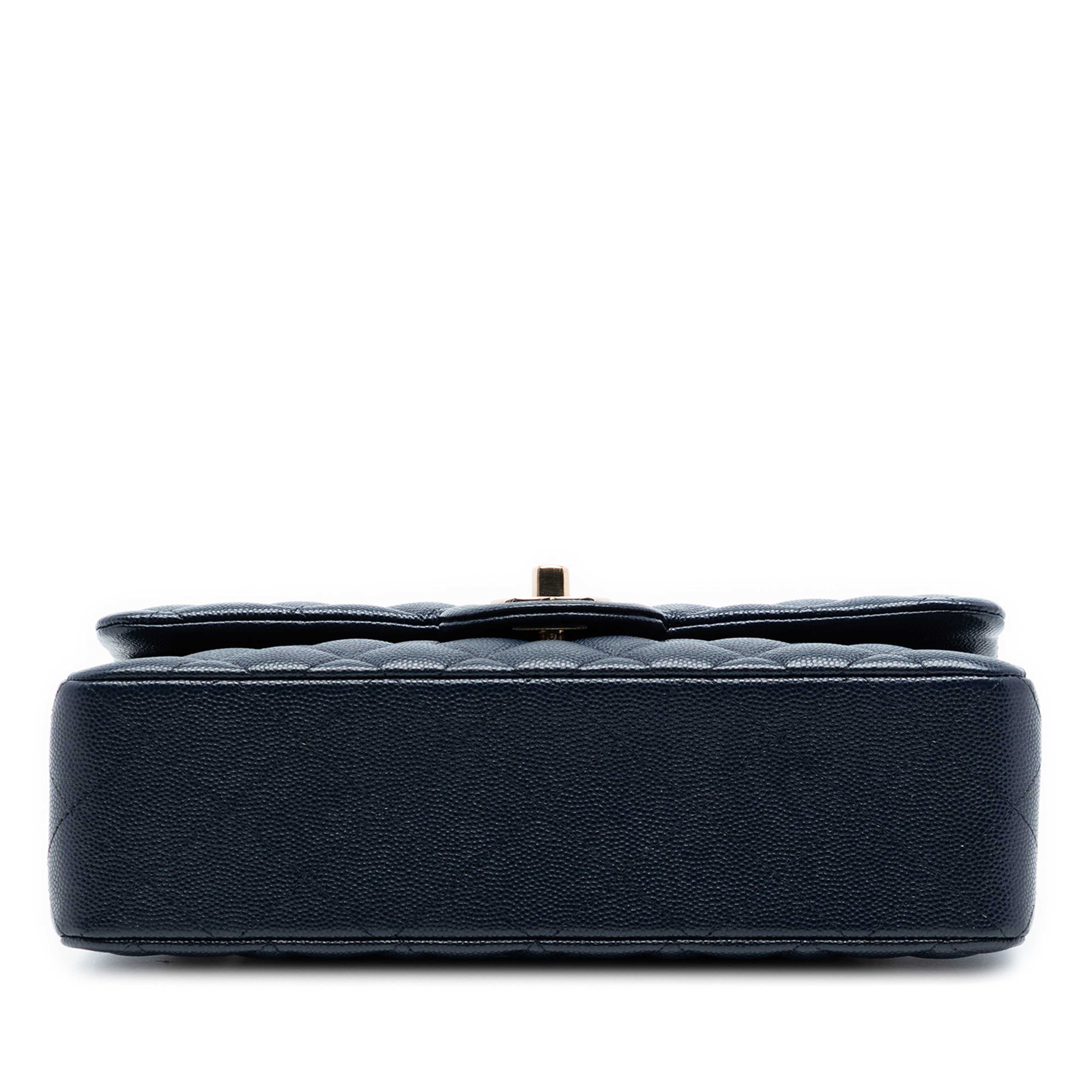 Chanel Small Classic Caviar Double Flap, från Luxclusif, i färgen navy. Klicka för att öppna bilden i stort format