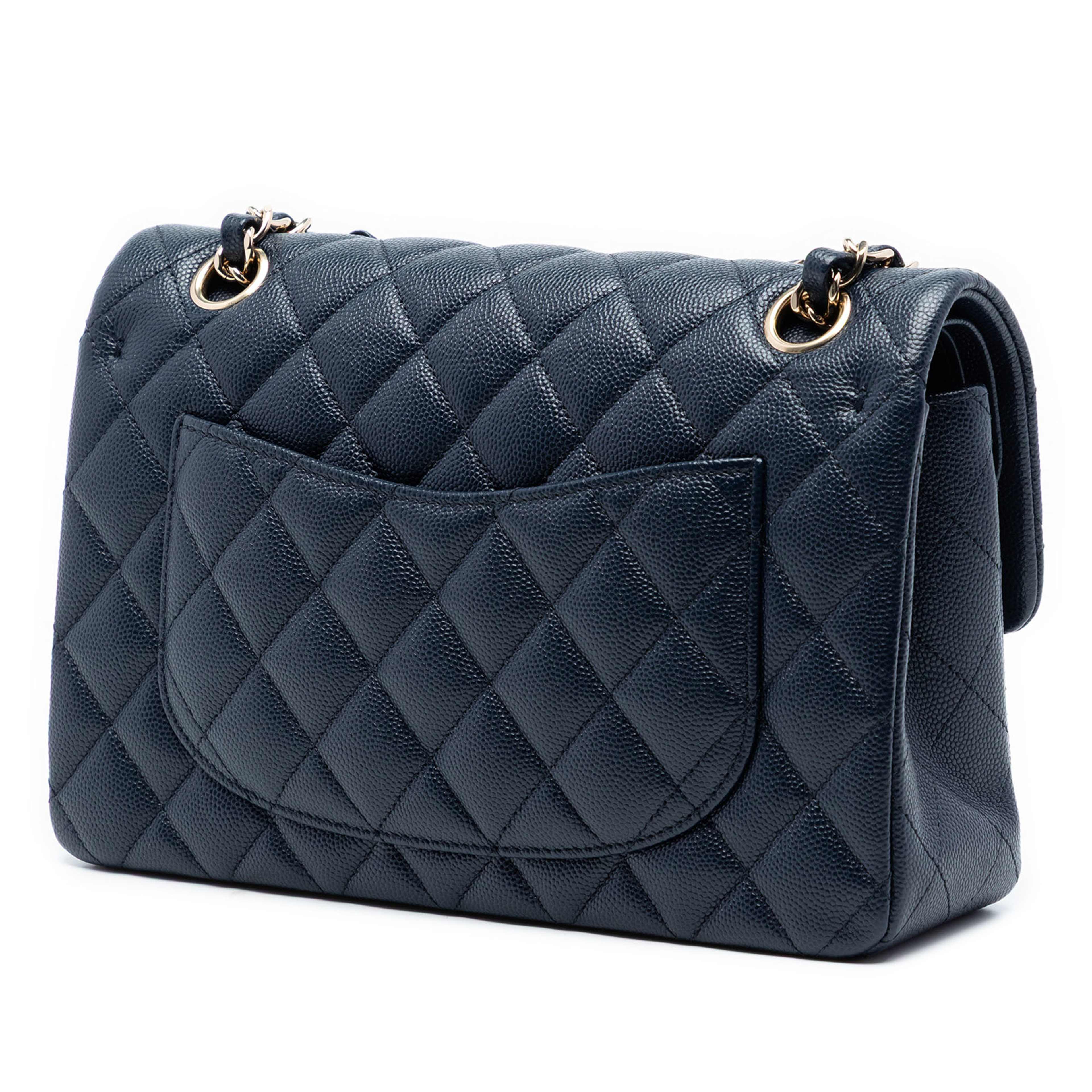 Chanel Small Classic Caviar Double Flap, från Luxclusif, i färgen navy. Klicka för att öppna bilden i stort format