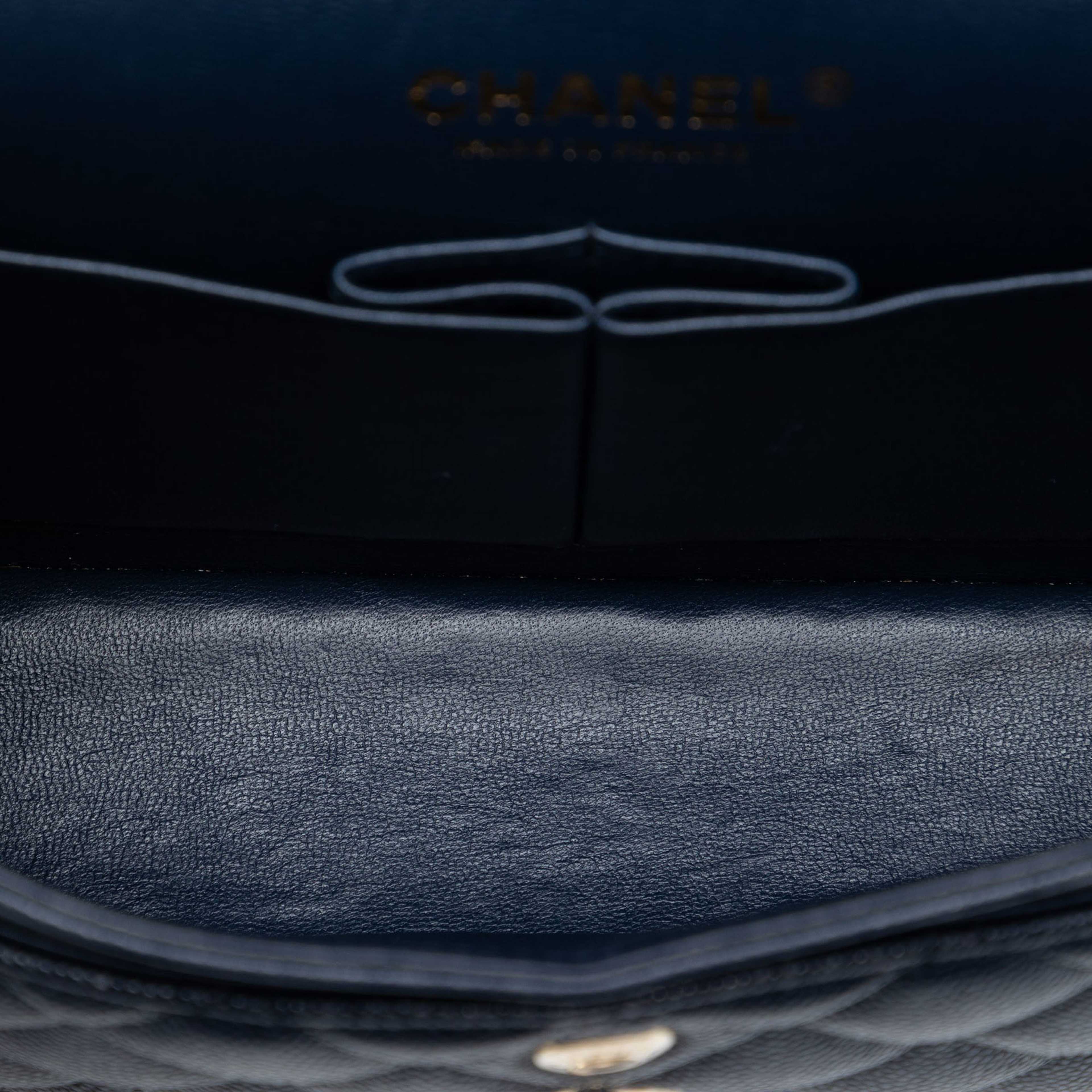 Chanel Small Classic Caviar Double Flap, från Luxclusif, i färgen navy. Klicka för att öppna bilden i stort format