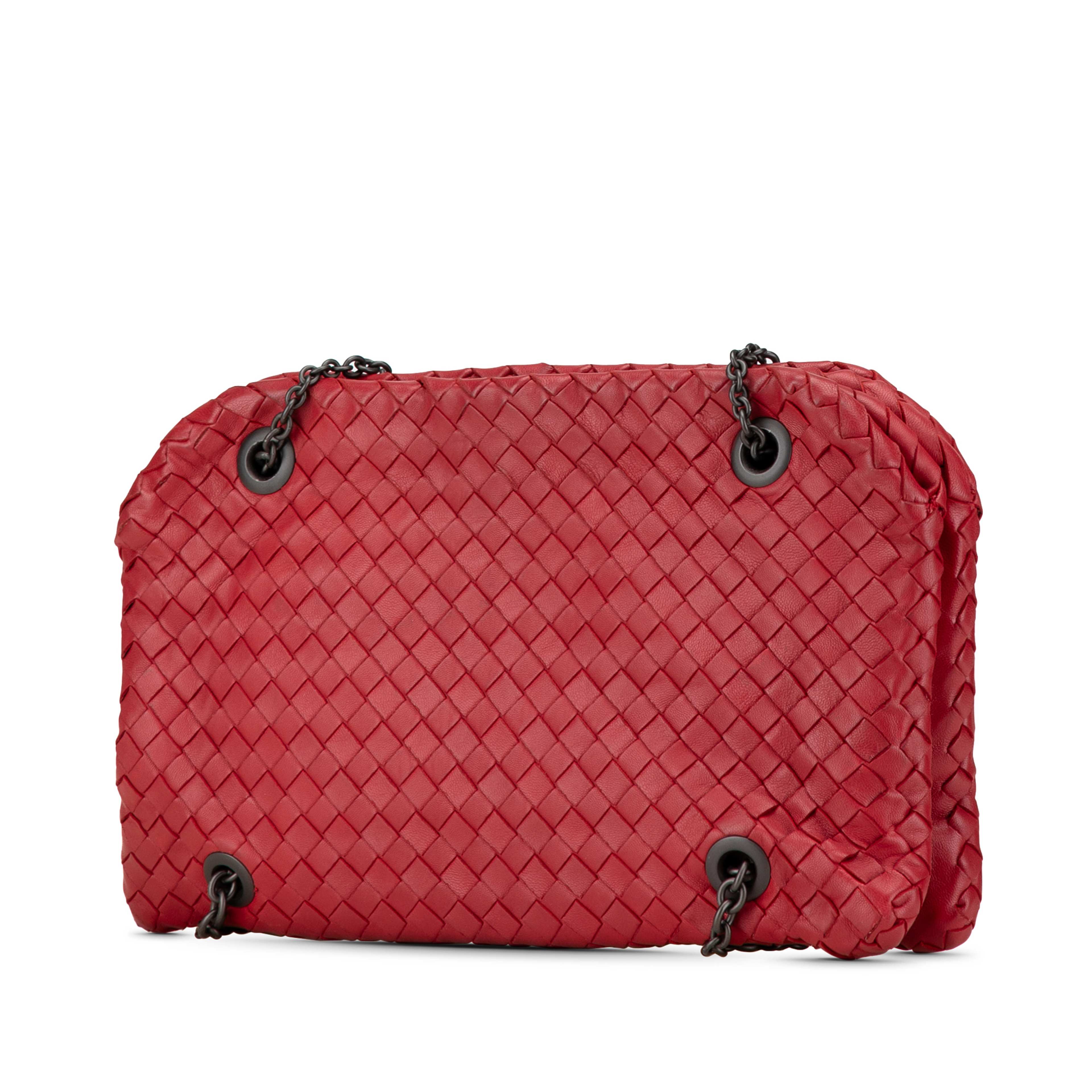 Bottega Veneta Nappa Intrecciato Duo Shoulder Bag, från Luxclusif, i färgen red. Klicka för att öppna bilden i stort format