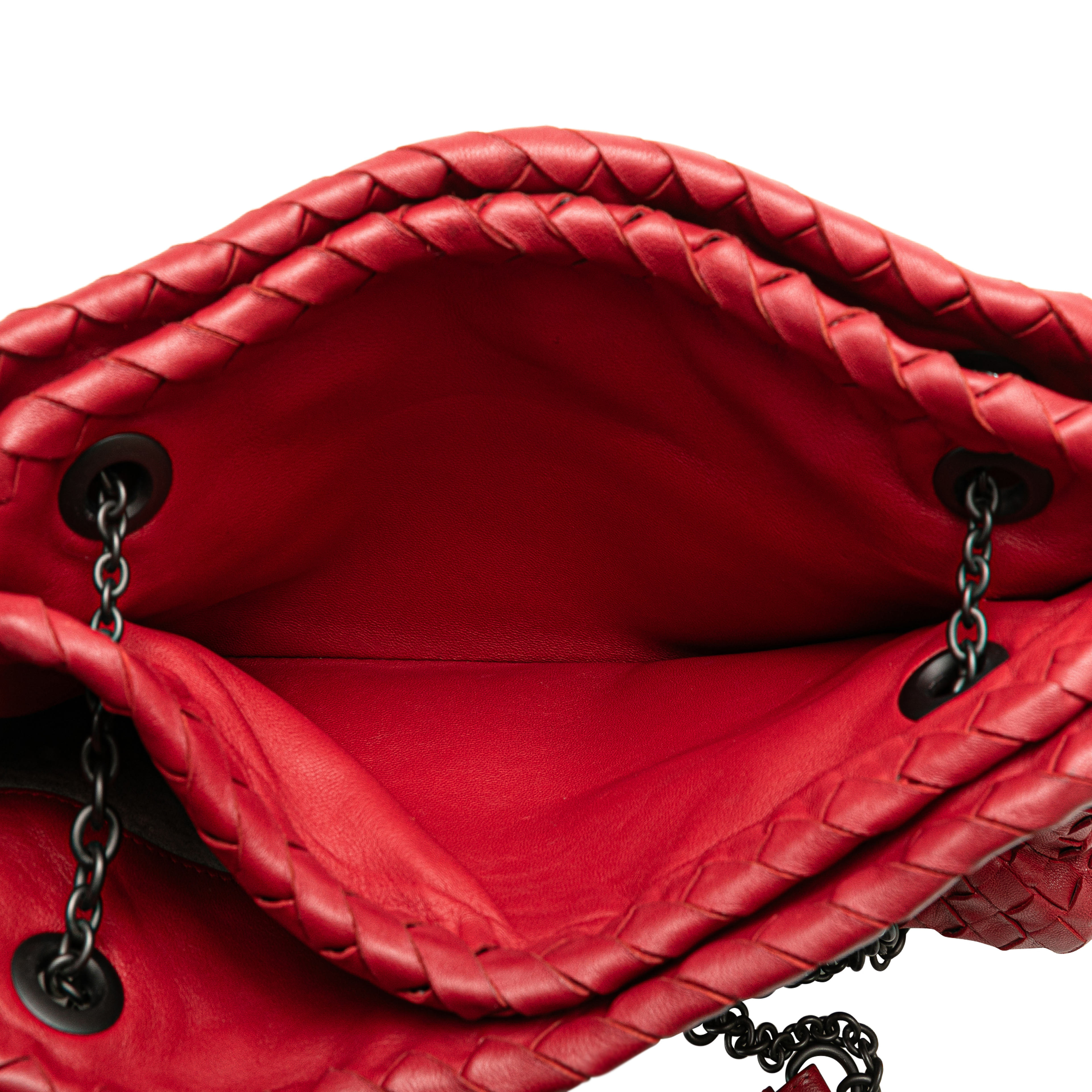 Bottega Veneta Nappa Intrecciato Duo Shoulder Bag, från Luxclusif, i färgen red. Klicka för att öppna bilden i stort format