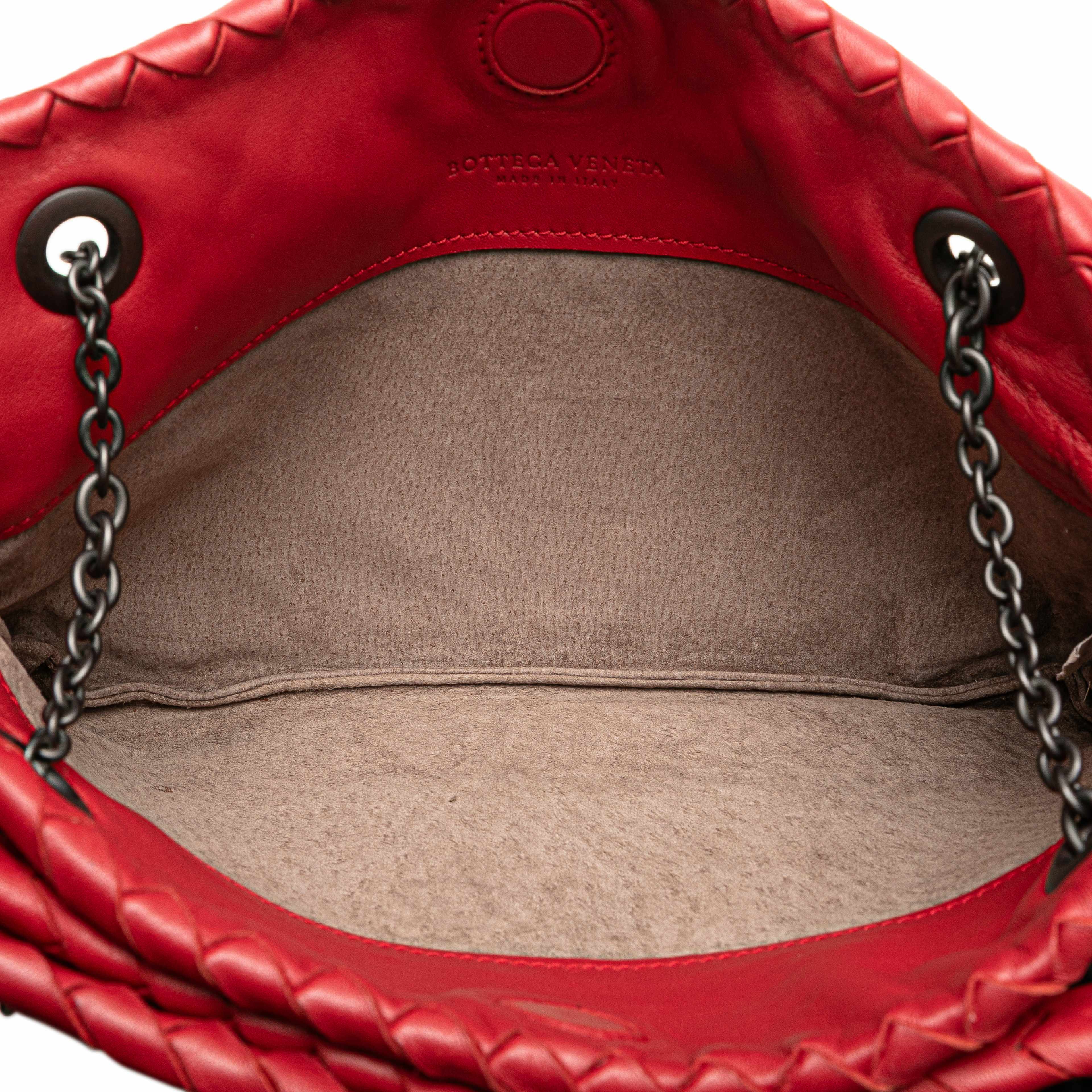 Bottega Veneta Nappa Intrecciato Duo Shoulder Bag, från Luxclusif, i färgen red. Klicka för att öppna bilden i stort format