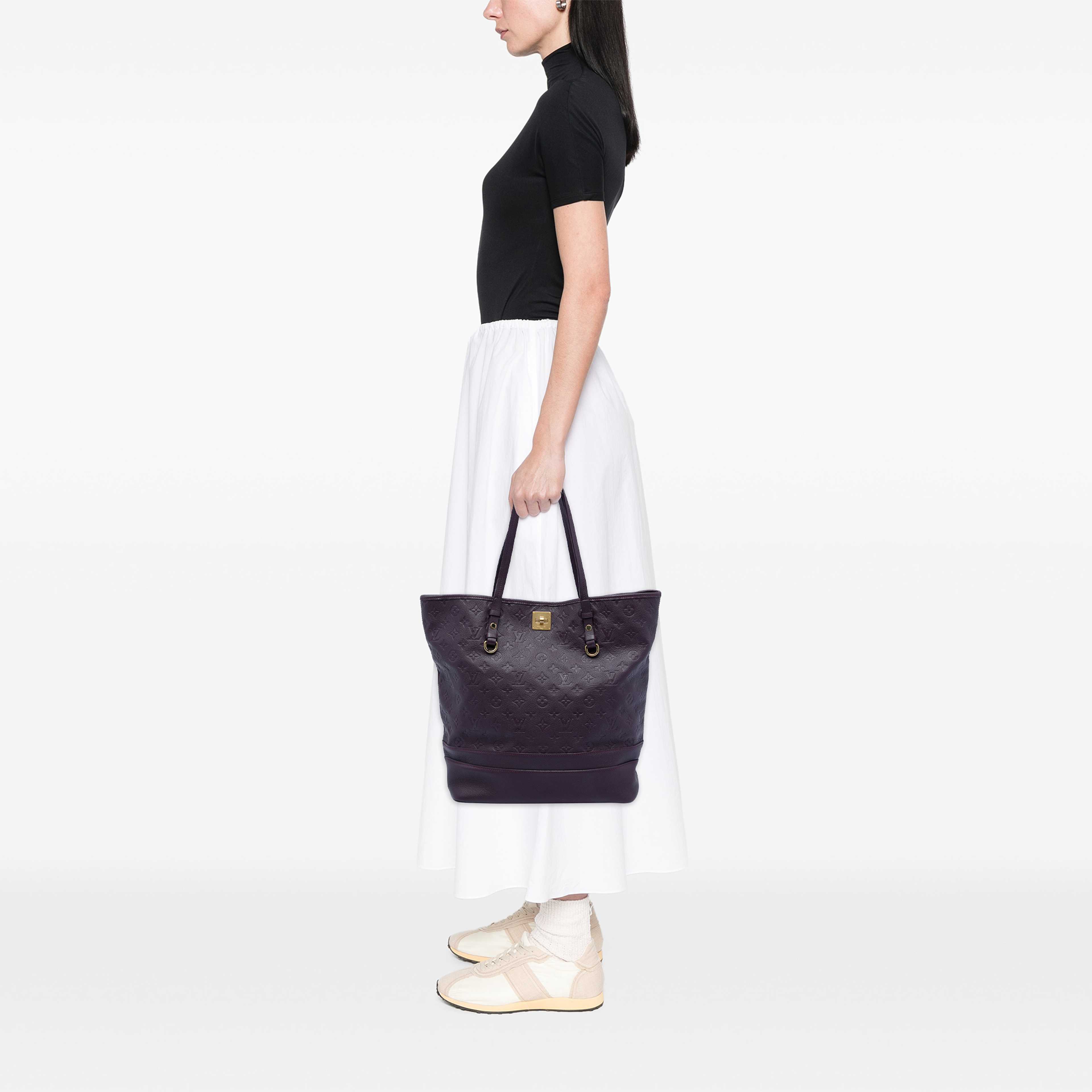 Louis Vuitton Monogram Empreinte Citadine Pm, från Luxclusif, i färgen purpur. Klicka för att öppna bilden i stort format