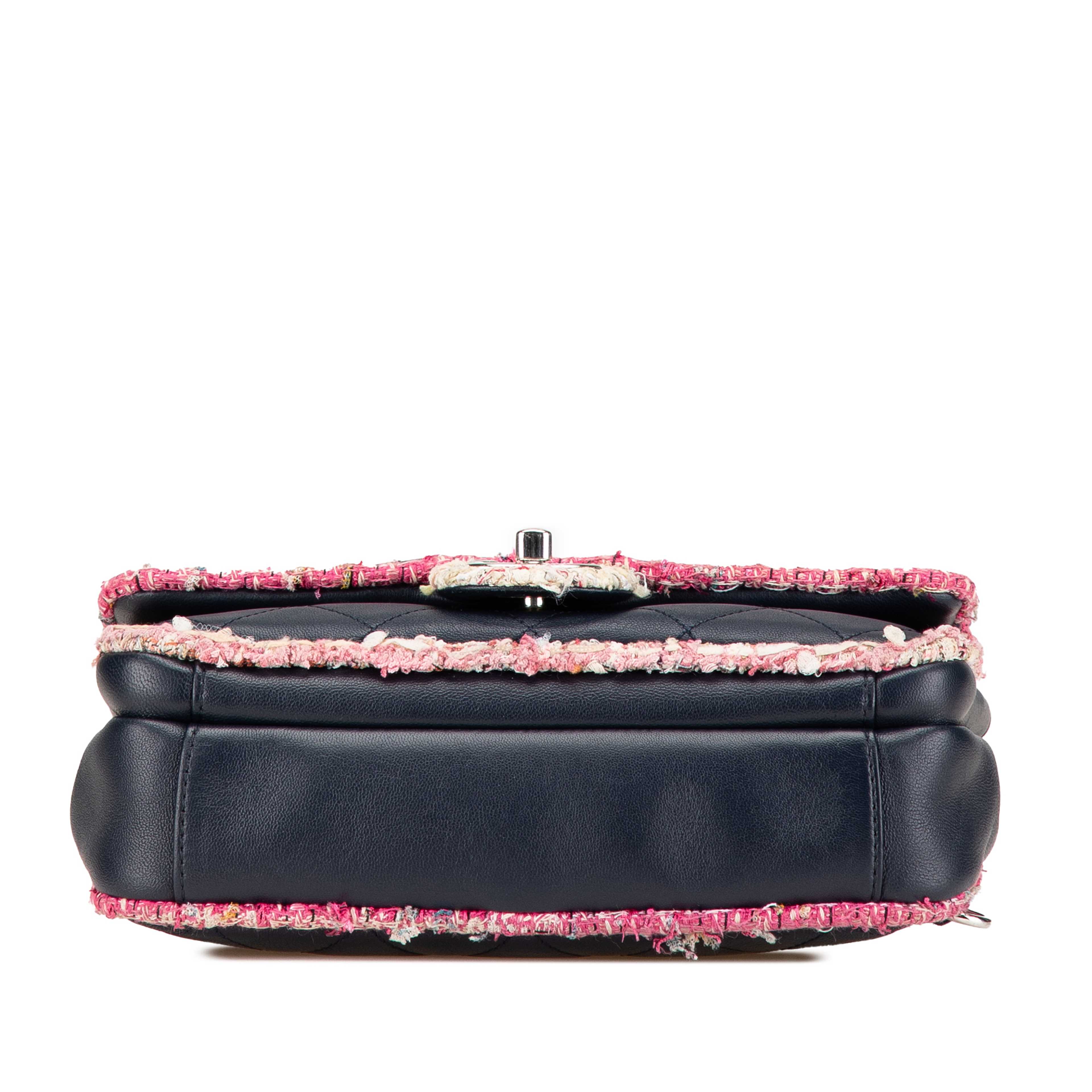 Chanel Quilted Lambskin And Tweed Elegant Trim Flap, från Luxclusif, i färgen navy. Klicka för att öppna bilden i stort format