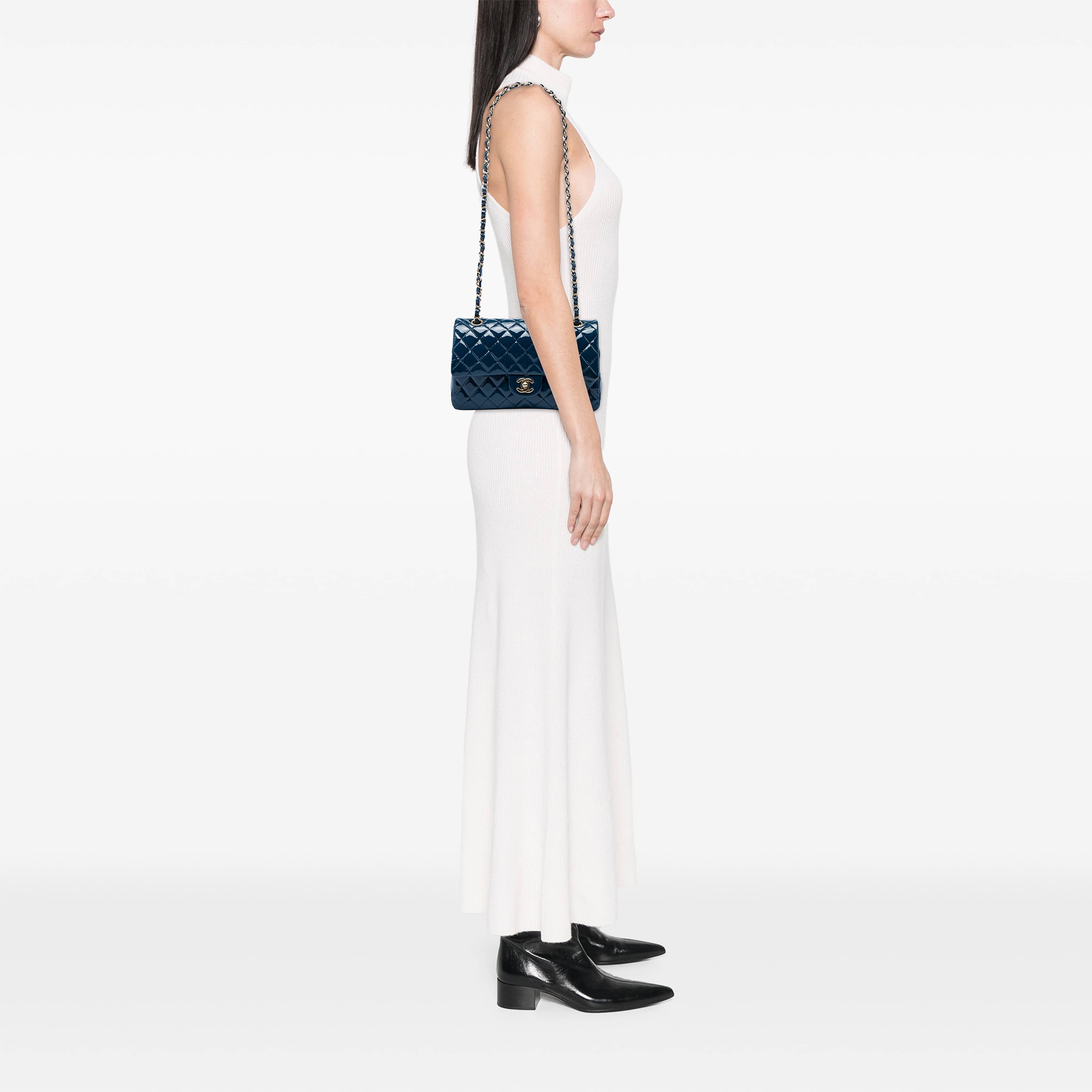 Chanel Medium Classic Patent Double Flap, från Luxclusif, i färgen blå. Klicka för att öppna bilden i stort format