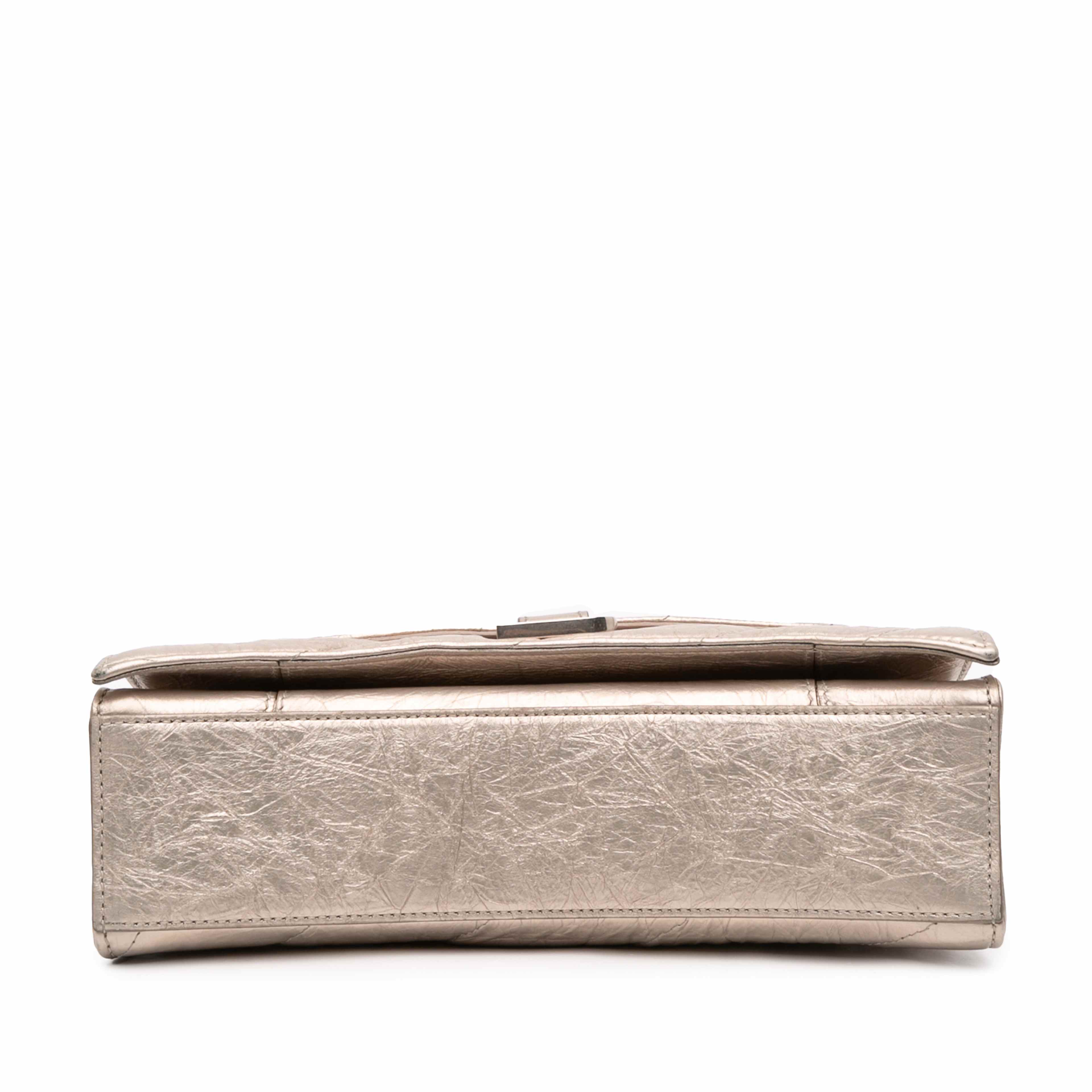Balenciaga Small Metallic Calfskin Crush Chain Shoulder Bag, från Luxclusif, i färgen beige. Klicka för att öppna bilden i stort format