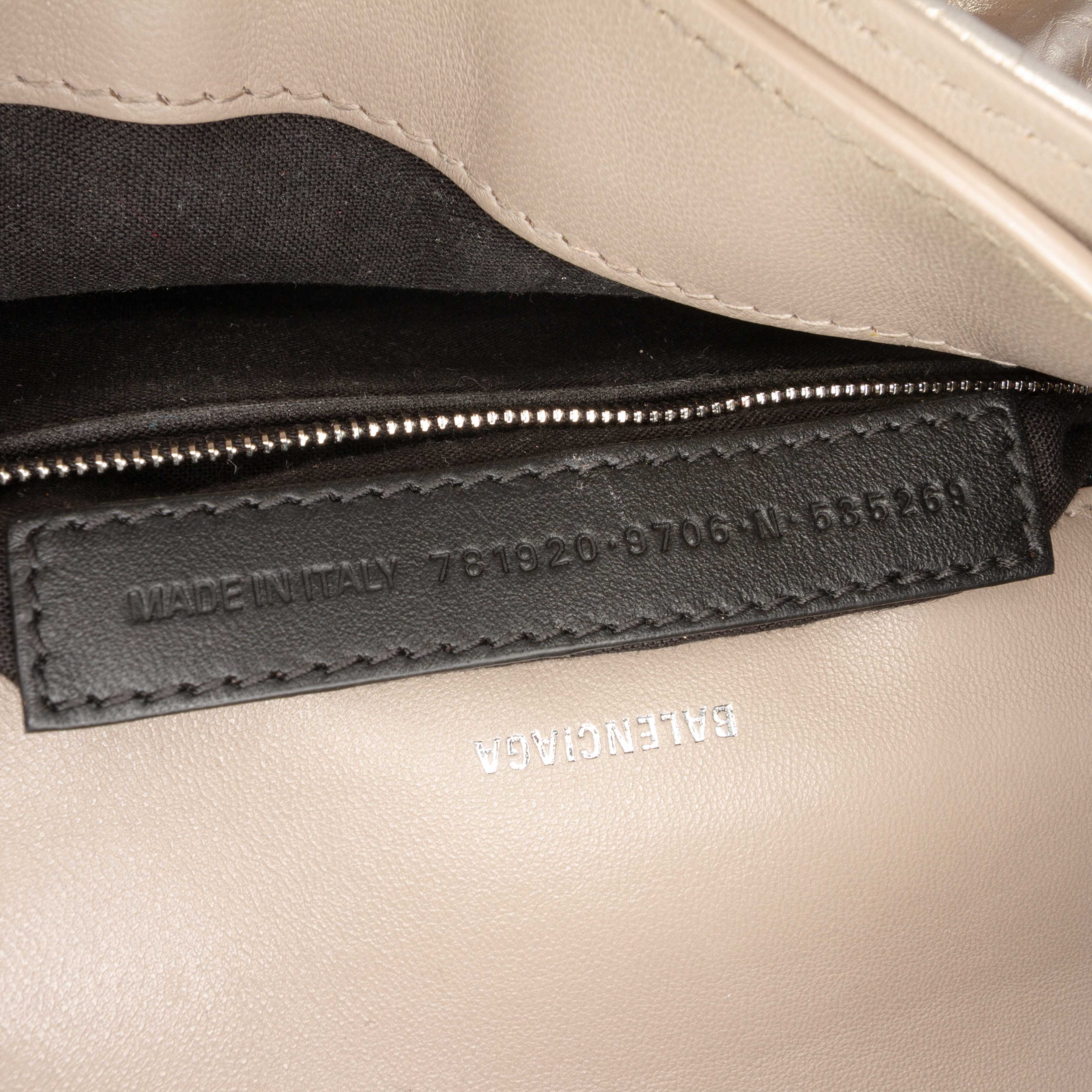 Balenciaga Small Metallic Calfskin Crush Chain Shoulder Bag, från Luxclusif, i färgen beige. Klicka för att öppna bilden i stort format