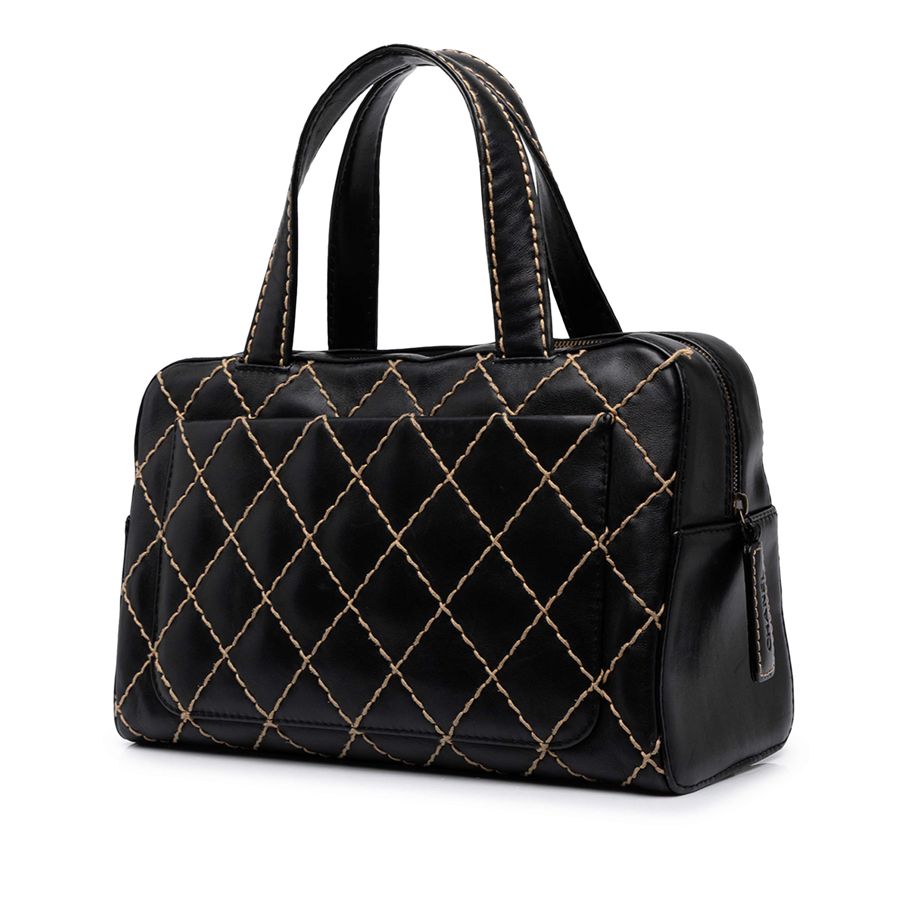 Chanel Cc Calfskin Wild Stitch Handbag, från Luxclusif, i färgen svart. Klicka för att öppna bilden i stort format