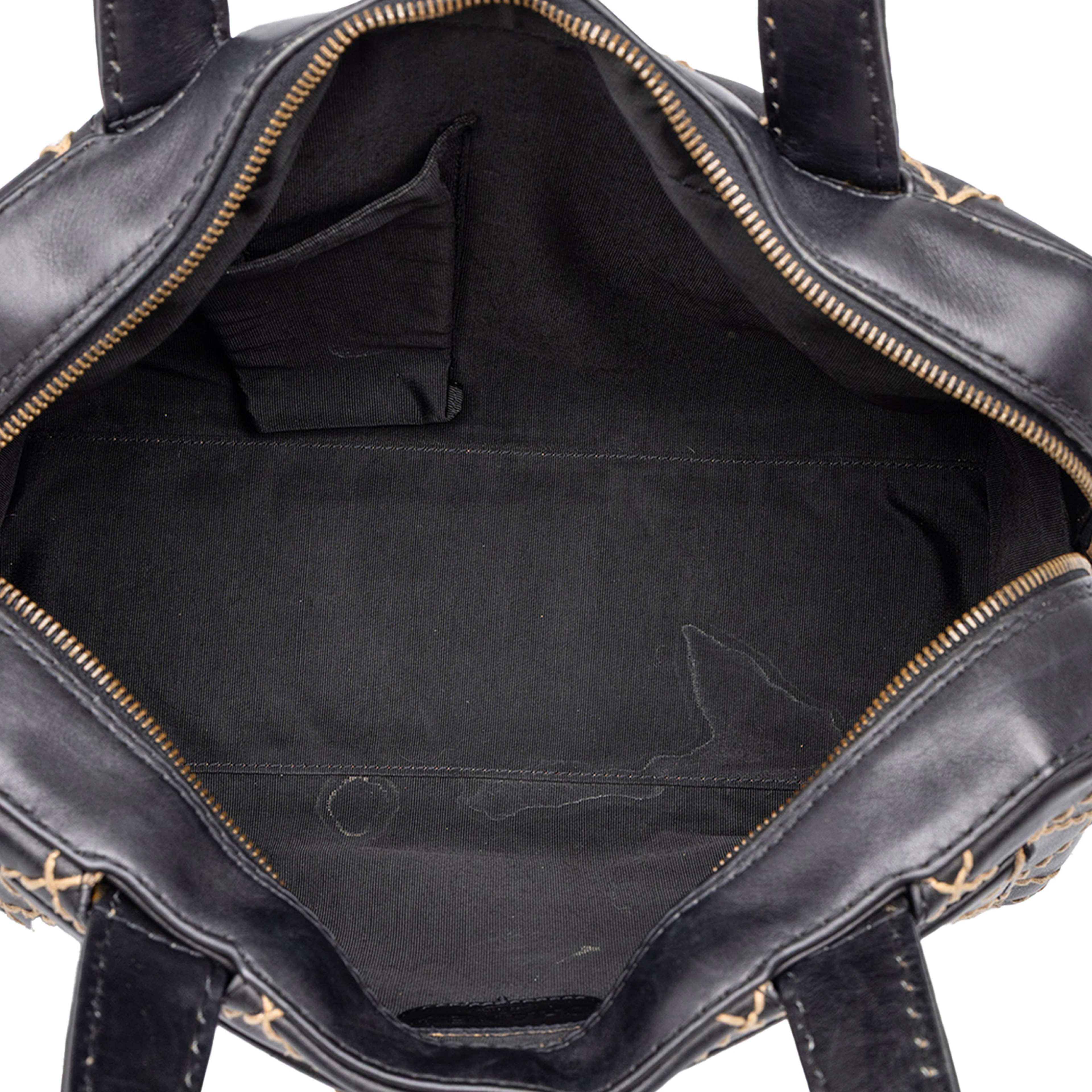 Chanel Cc Calfskin Wild Stitch Handbag, från Luxclusif, i färgen svart. Klicka för att öppna bilden i stort format