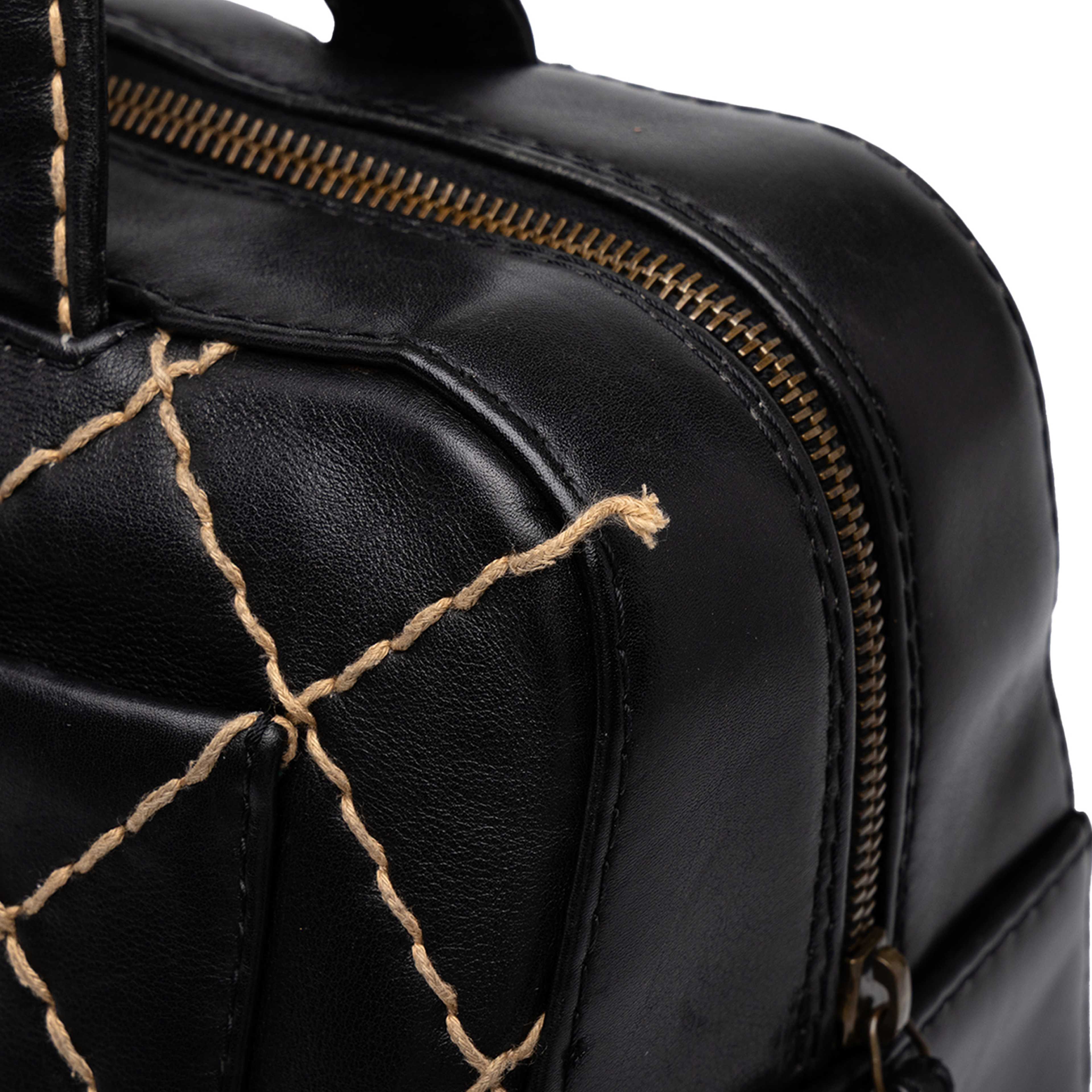 Chanel Cc Calfskin Wild Stitch Handbag, från Luxclusif, i färgen svart. Klicka för att öppna bilden i stort format
