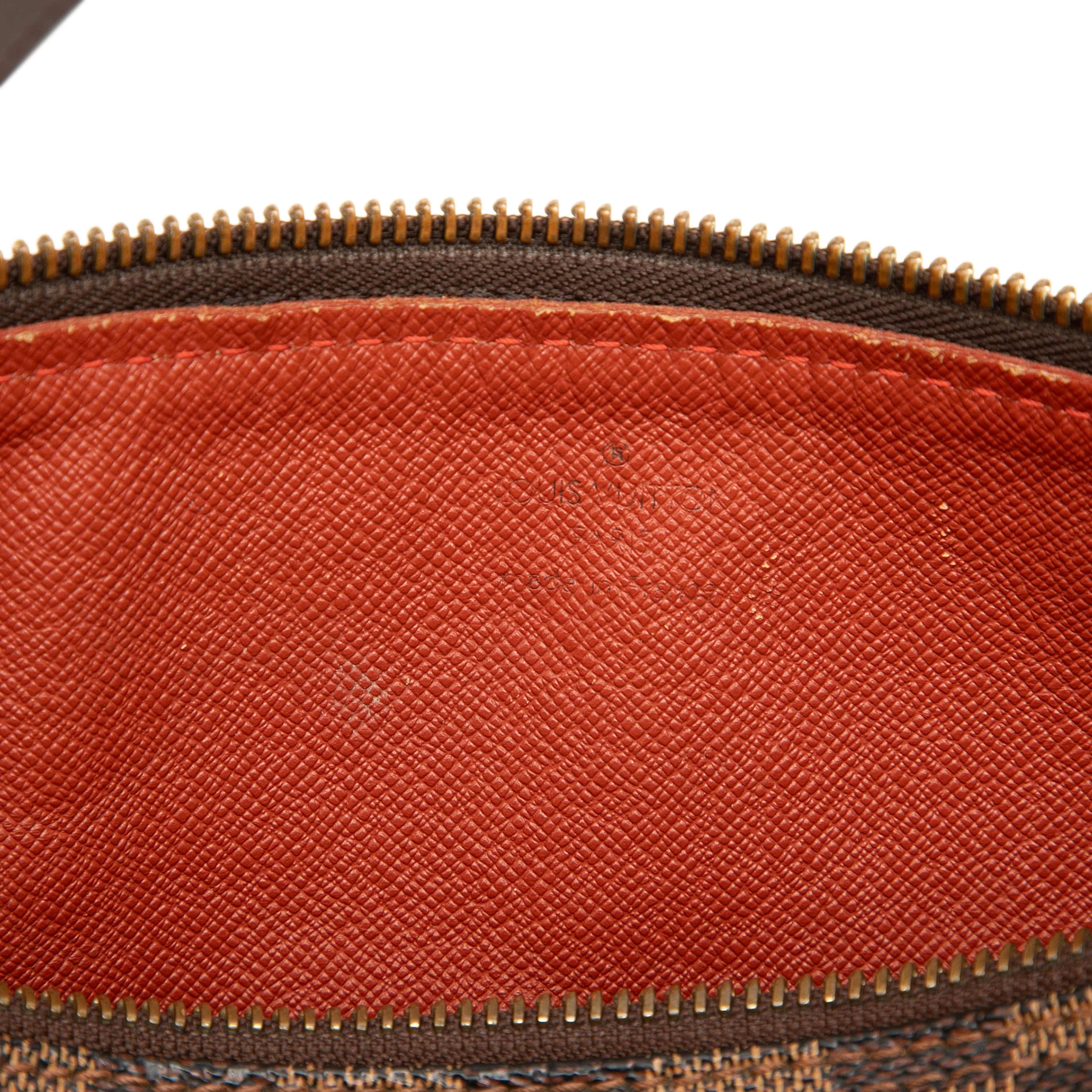 Louis Vuitton Damier Ebene Papillon 30, från Luxclusif, i färgen brun. Klicka för att öppna bilden i stort format